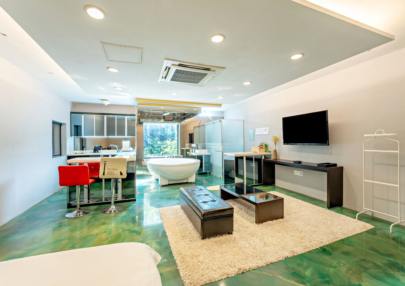 room detail thumbnail 2