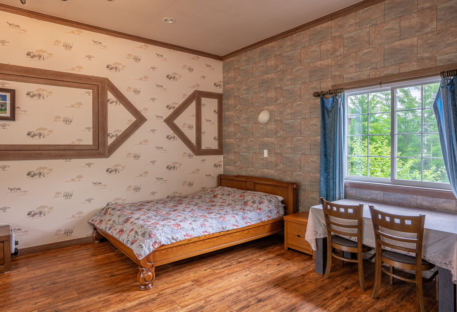 room detail thumbnail 2