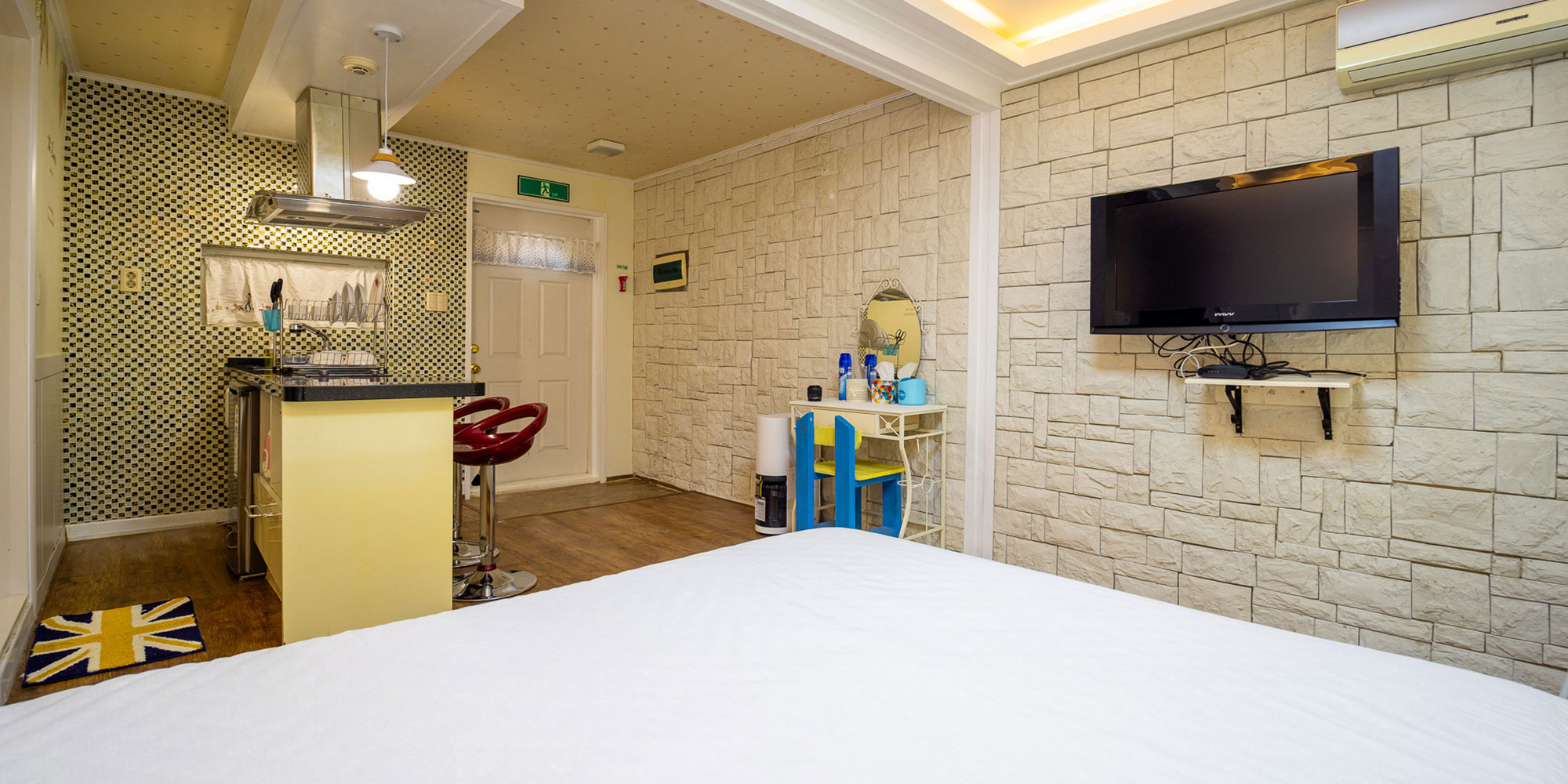 room detail thumbnail 2