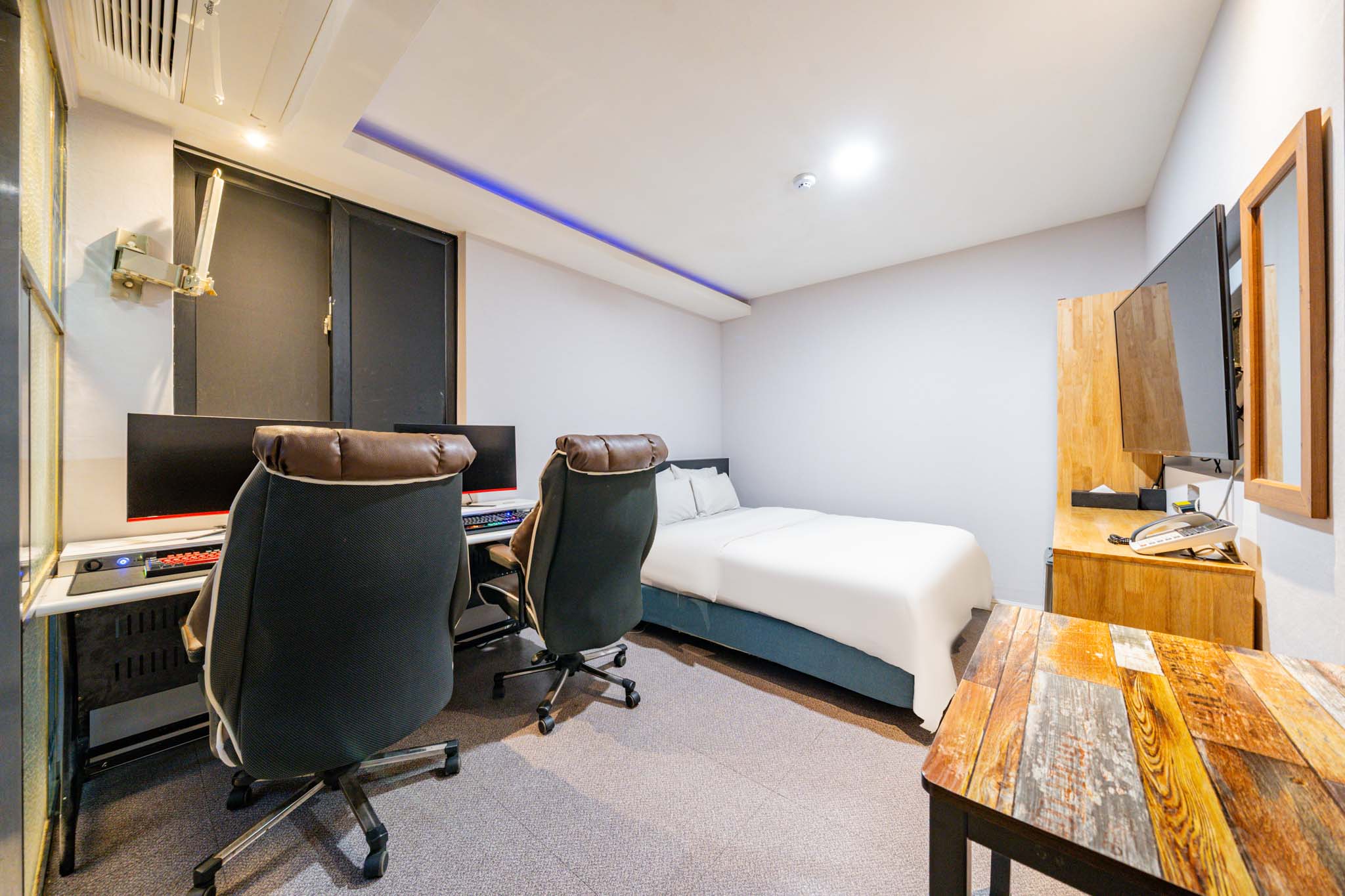 room detail thumbnail 2