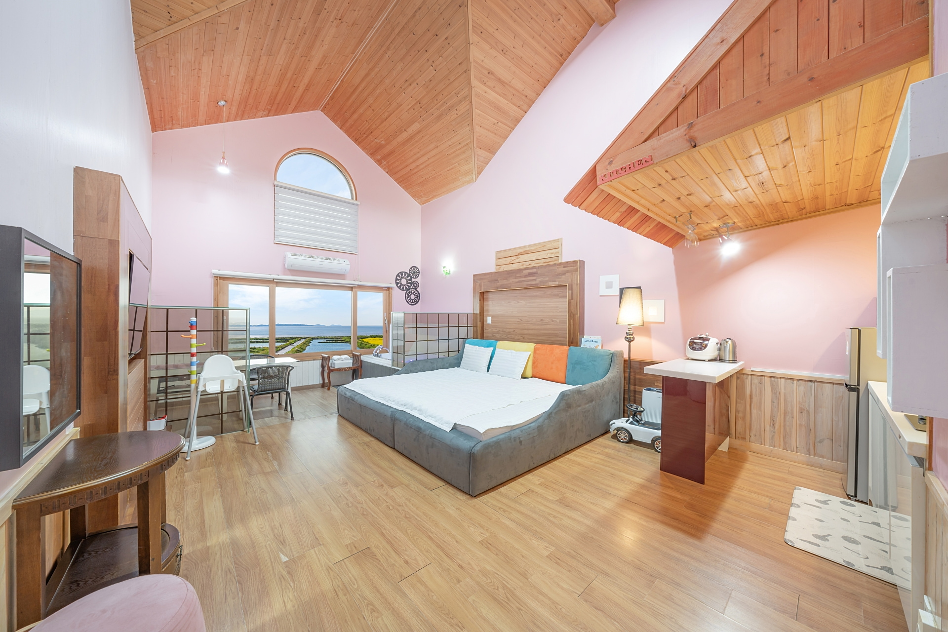 room detail thumbnail 1