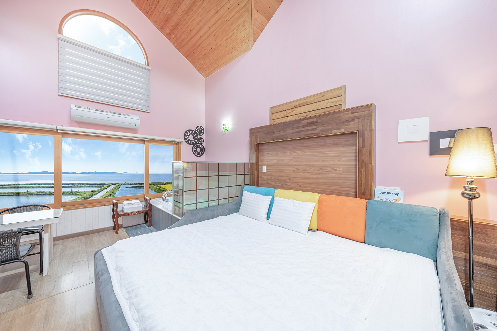 room detail thumbnail 2
