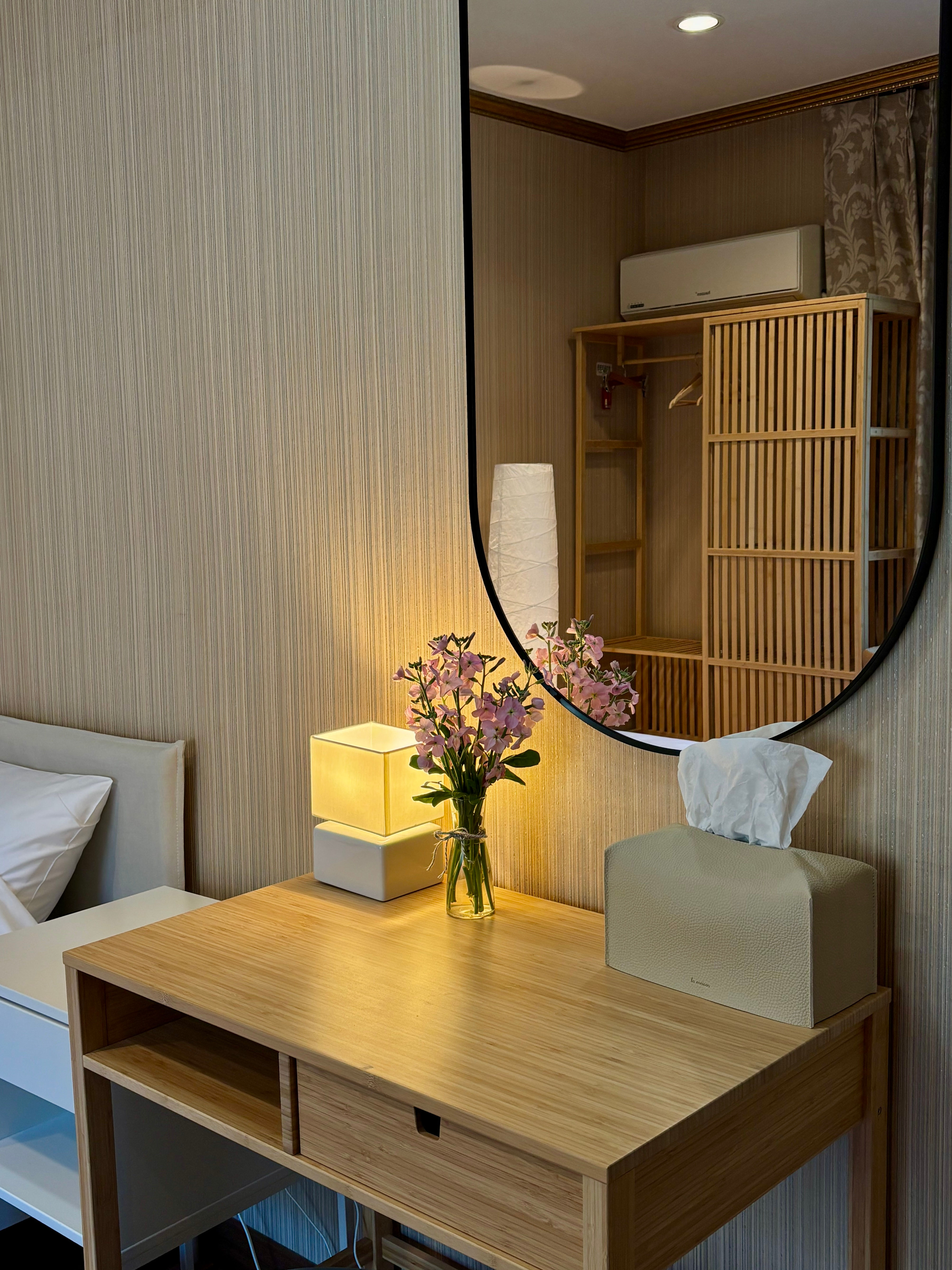 room detail thumbnail 2