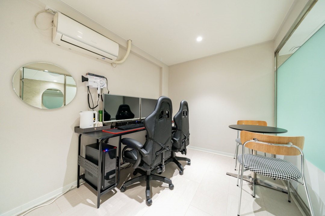 room detail thumbnail 2