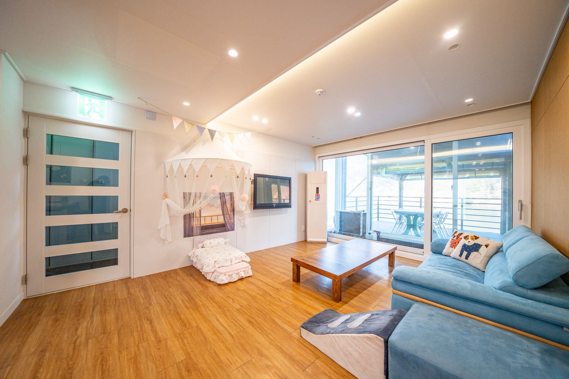 room detail thumbnail 2