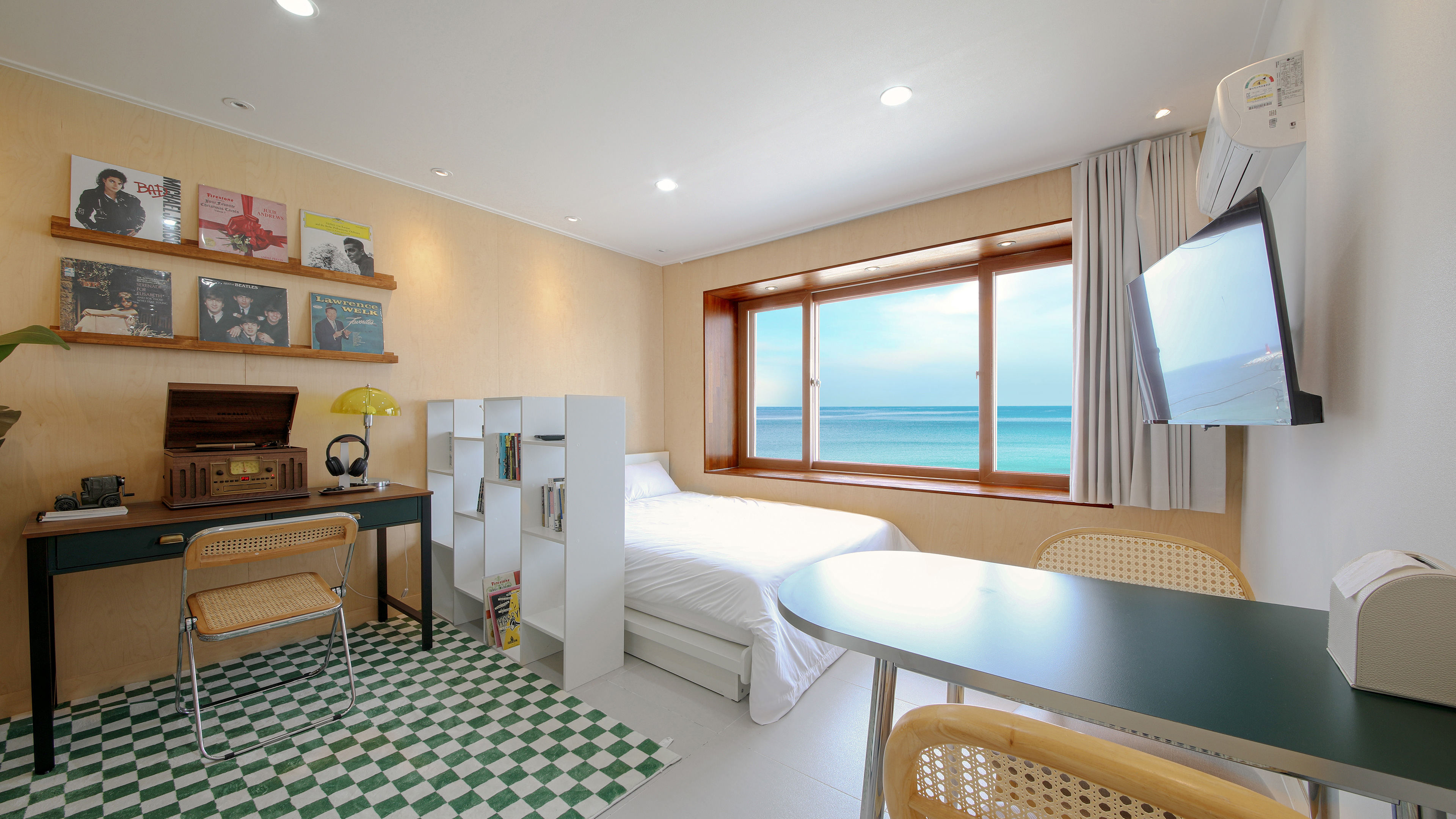 room detail thumbnail 0