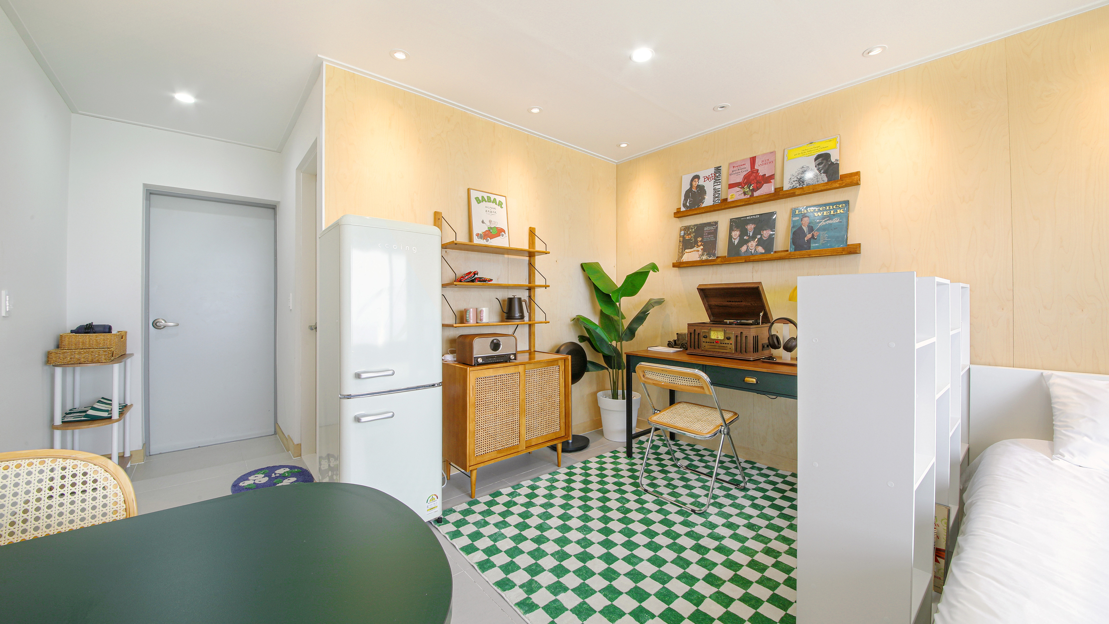 room detail thumbnail 2