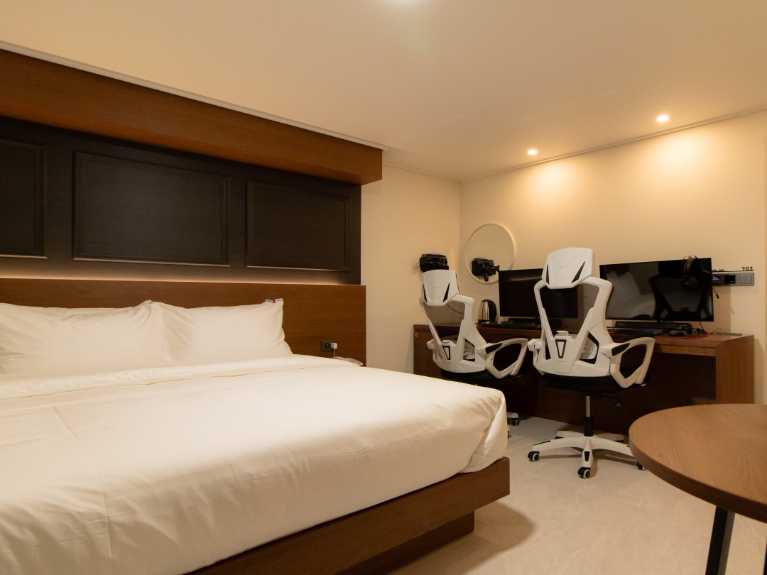 room detail thumbnail 2