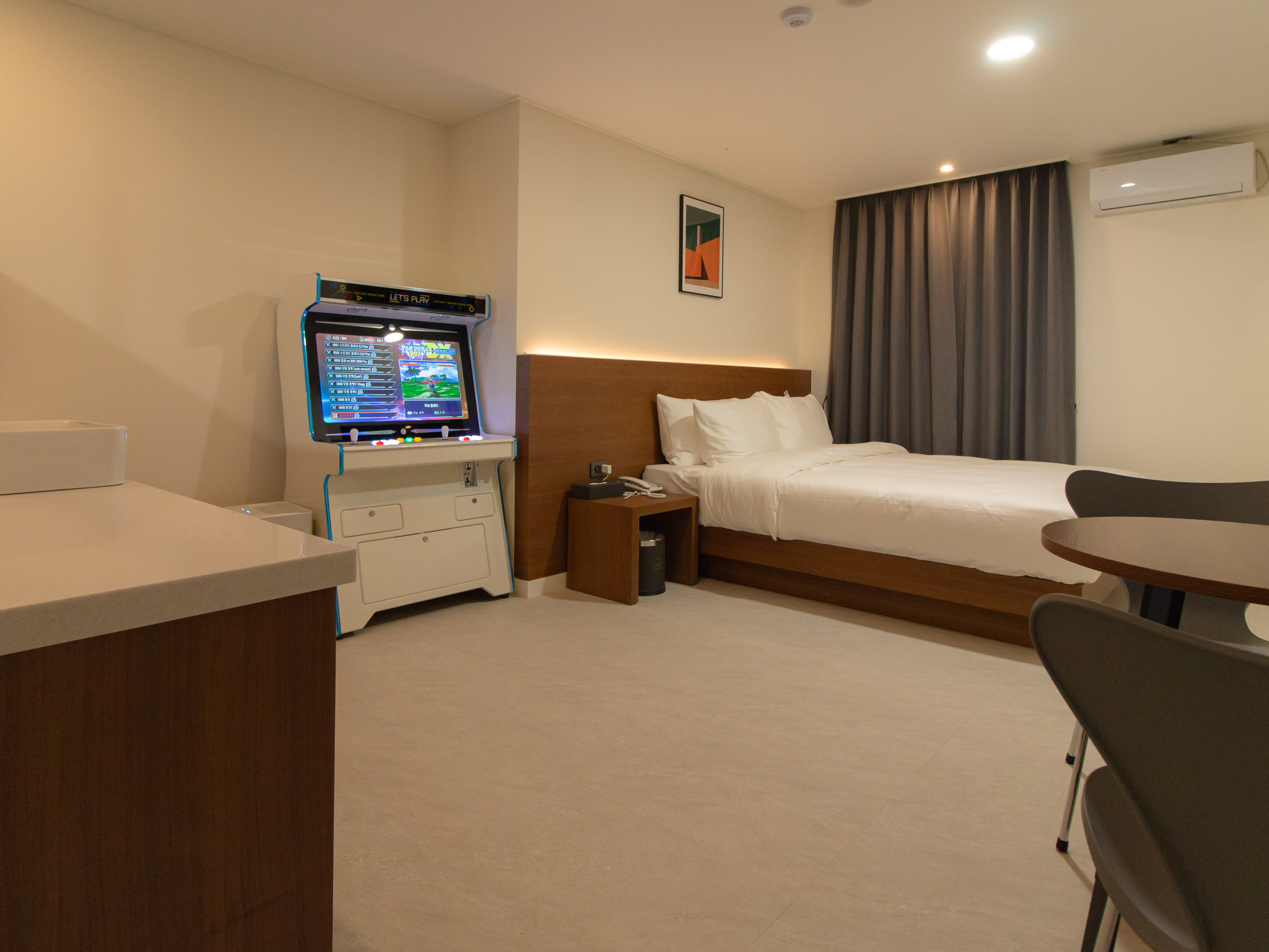 room detail thumbnail 2