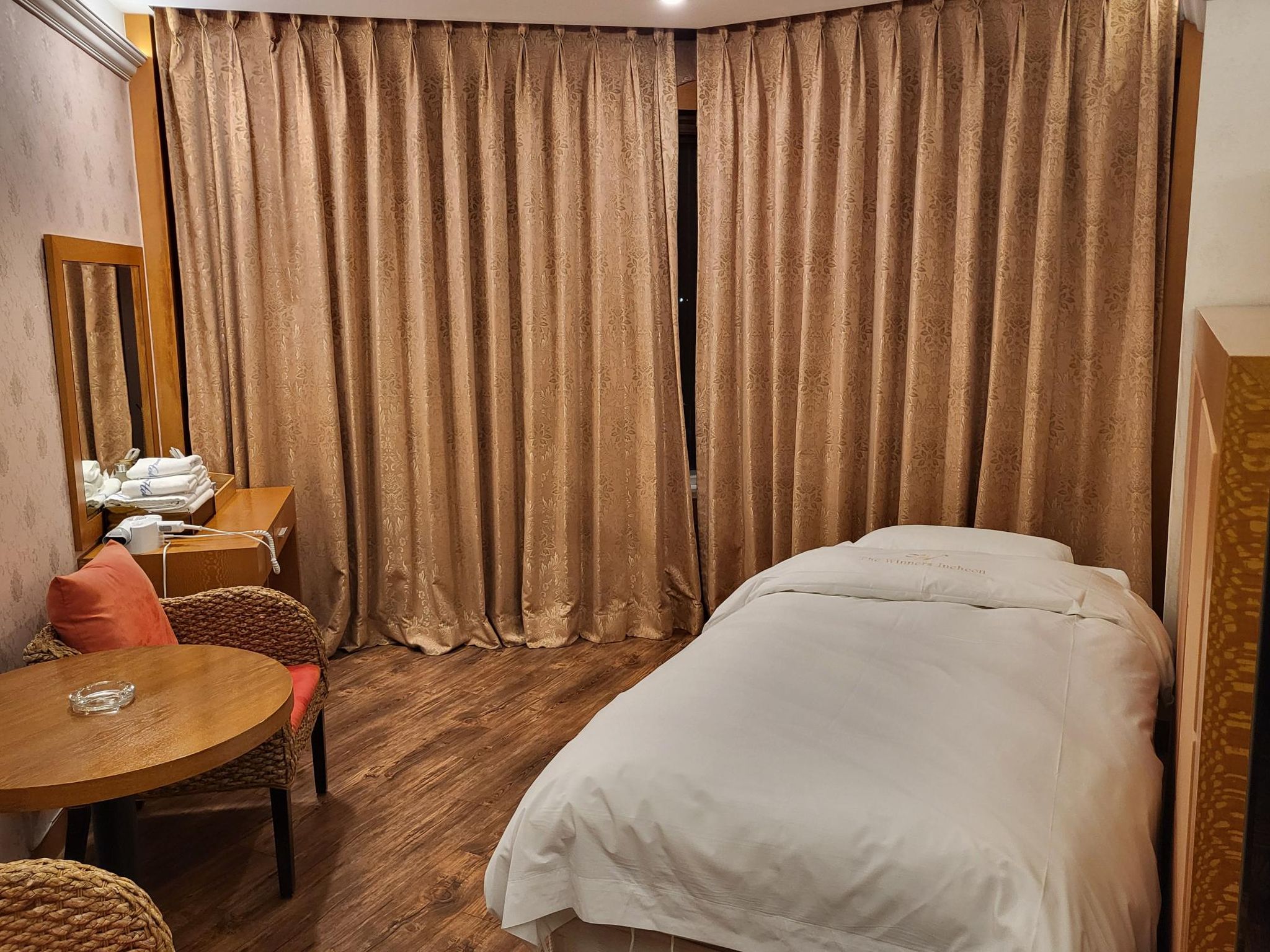 room detail thumbnail 2