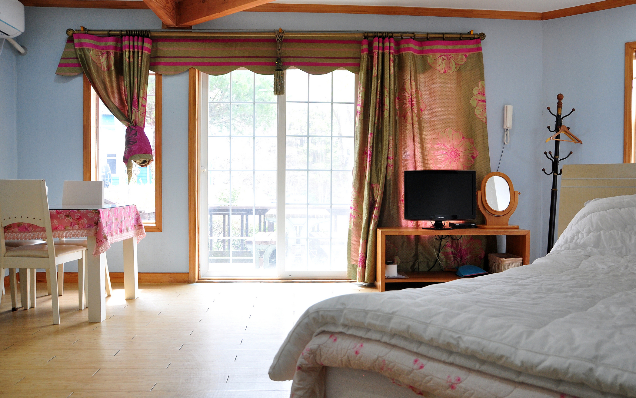 room detail thumbnail 1
