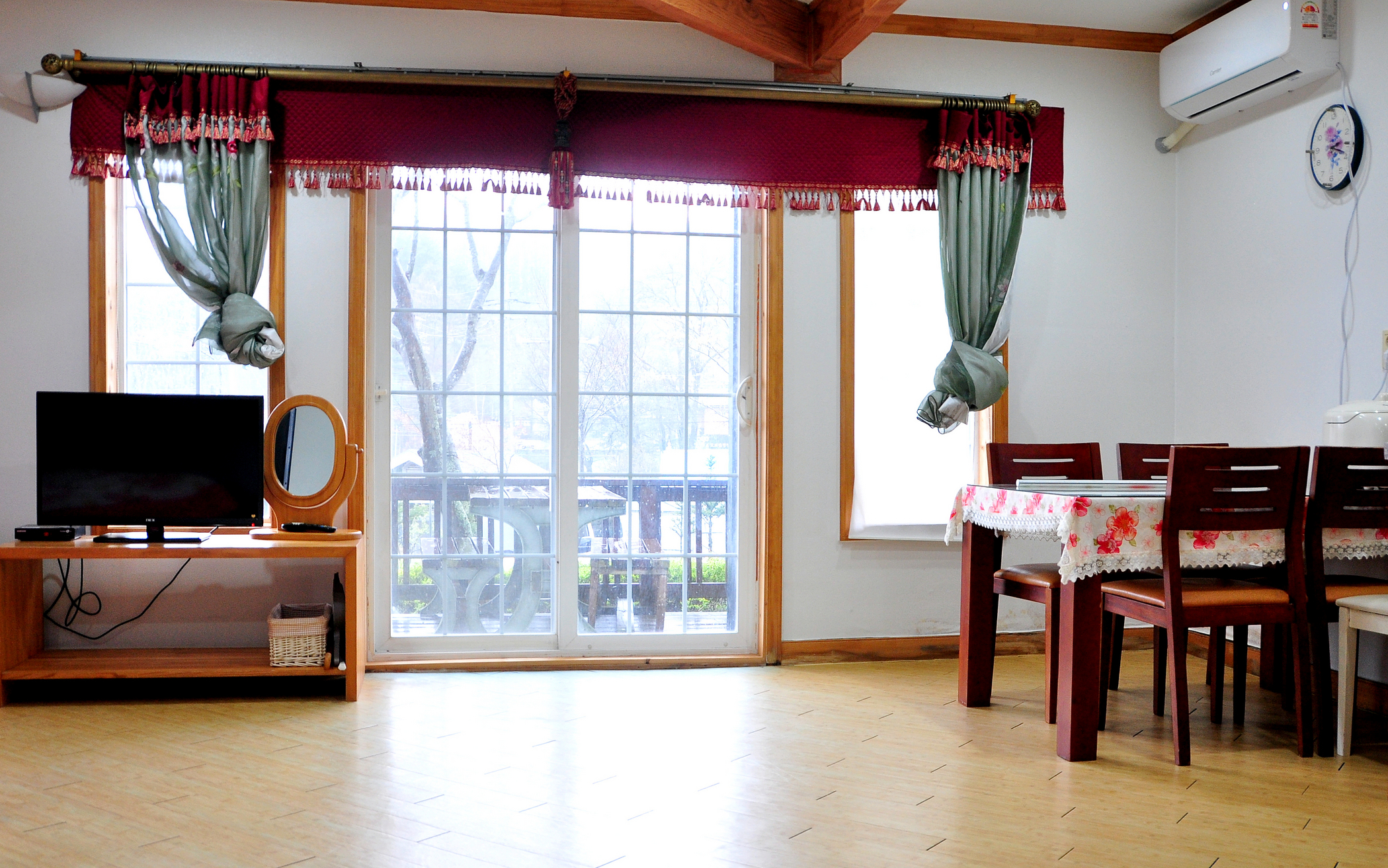 room detail thumbnail 2