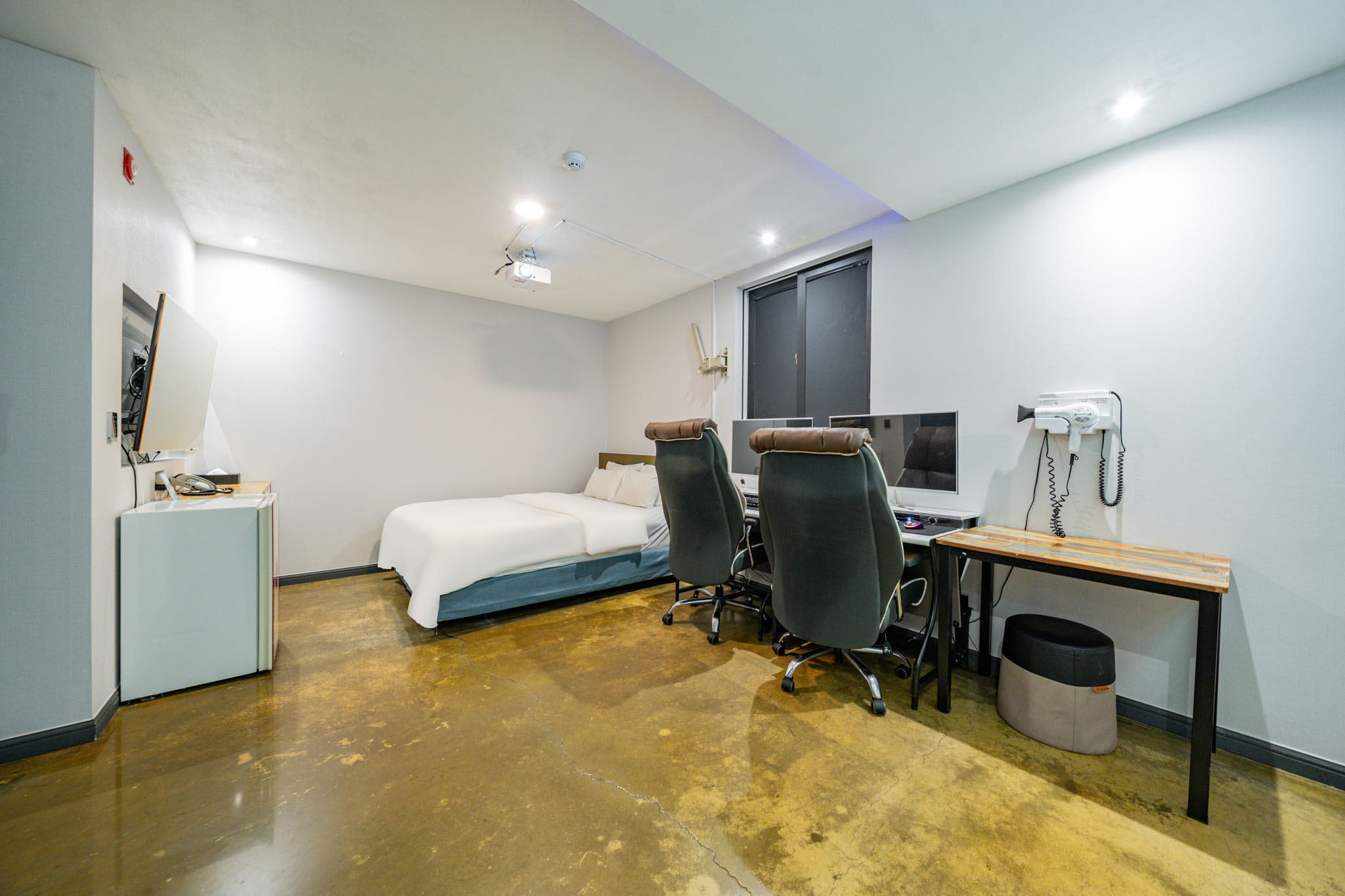 room detail thumbnail 2