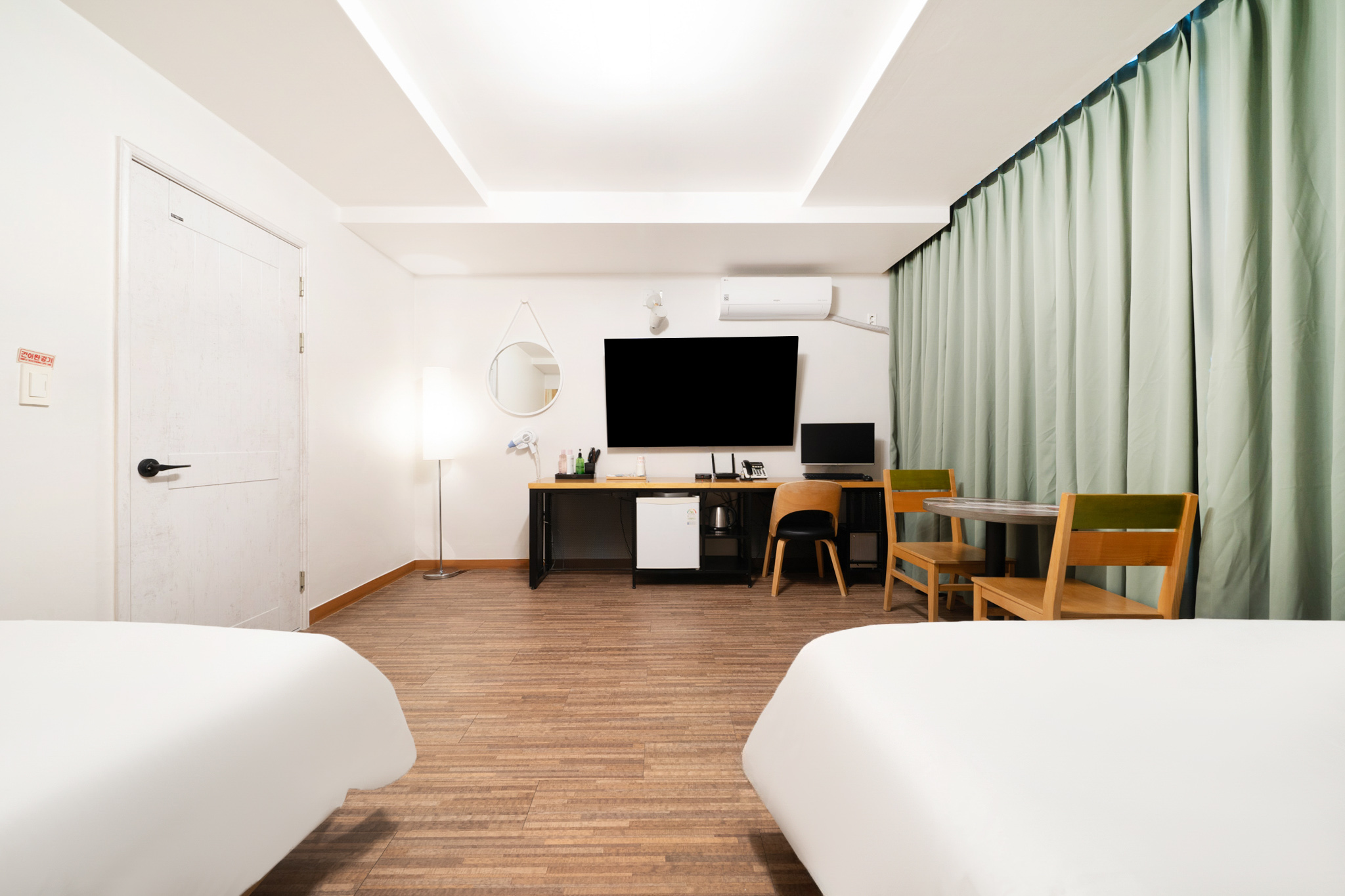 room detail thumbnail 2