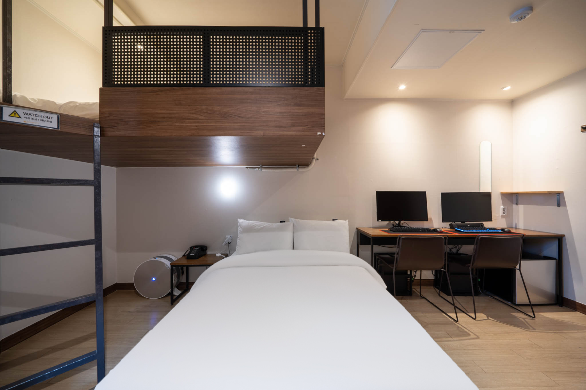 room detail thumbnail 2