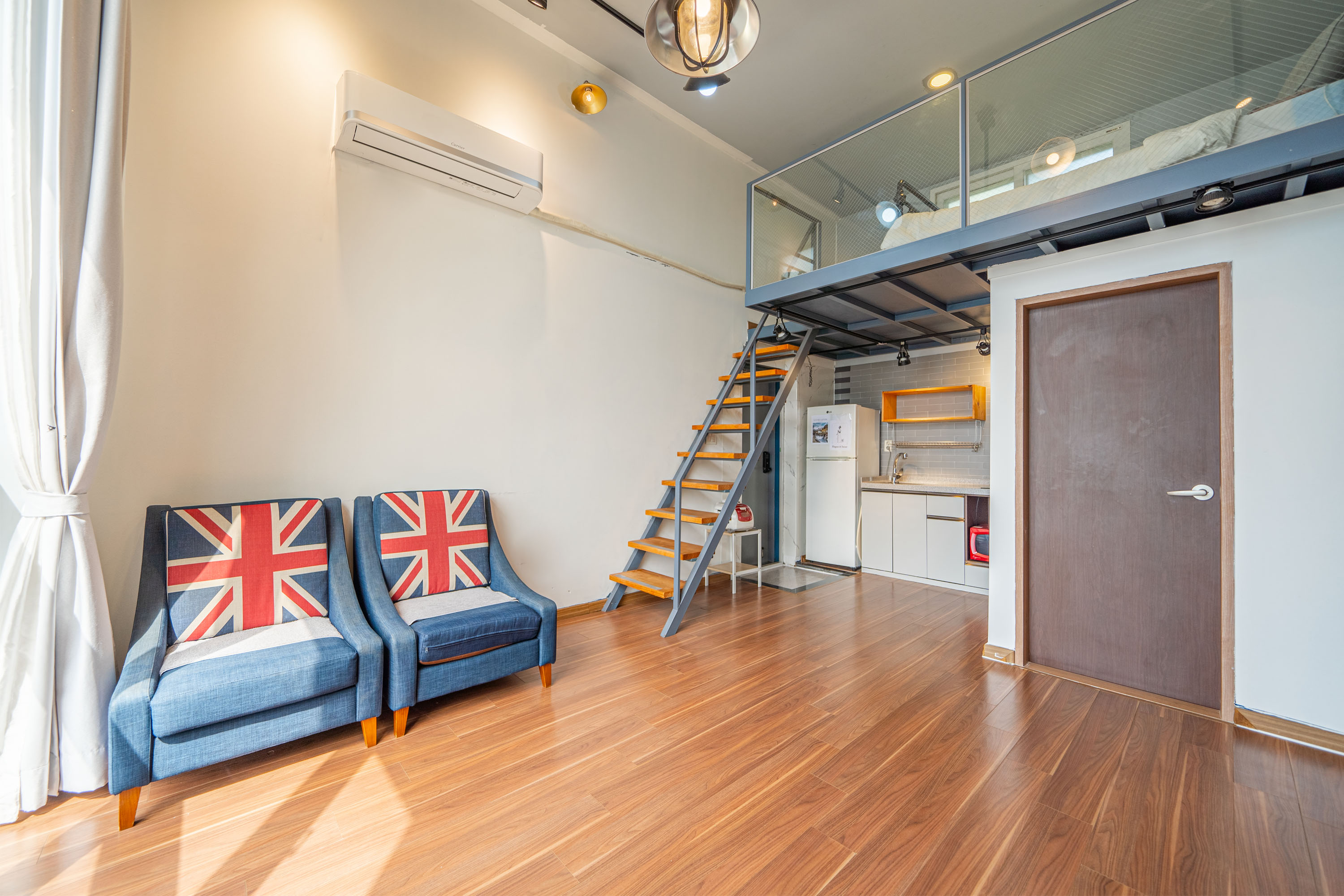 room detail thumbnail 2