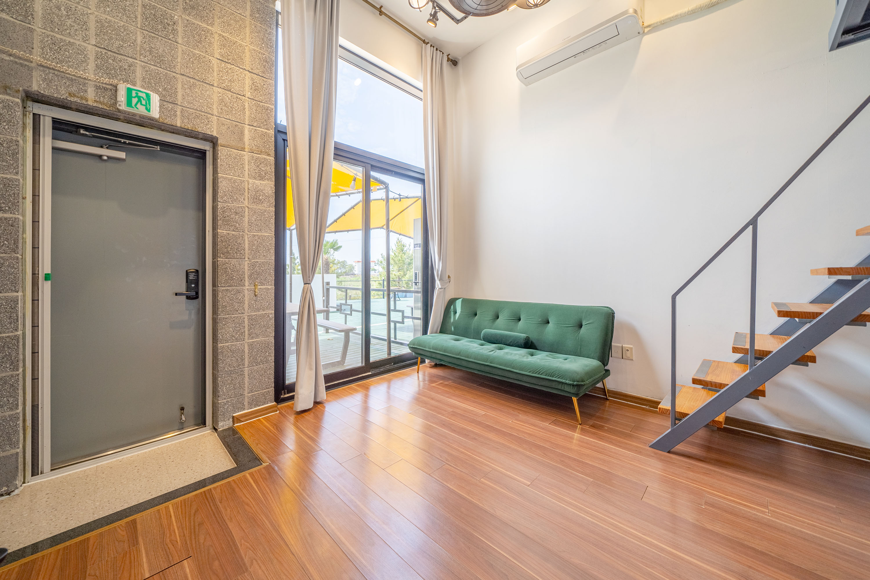 room detail thumbnail 2