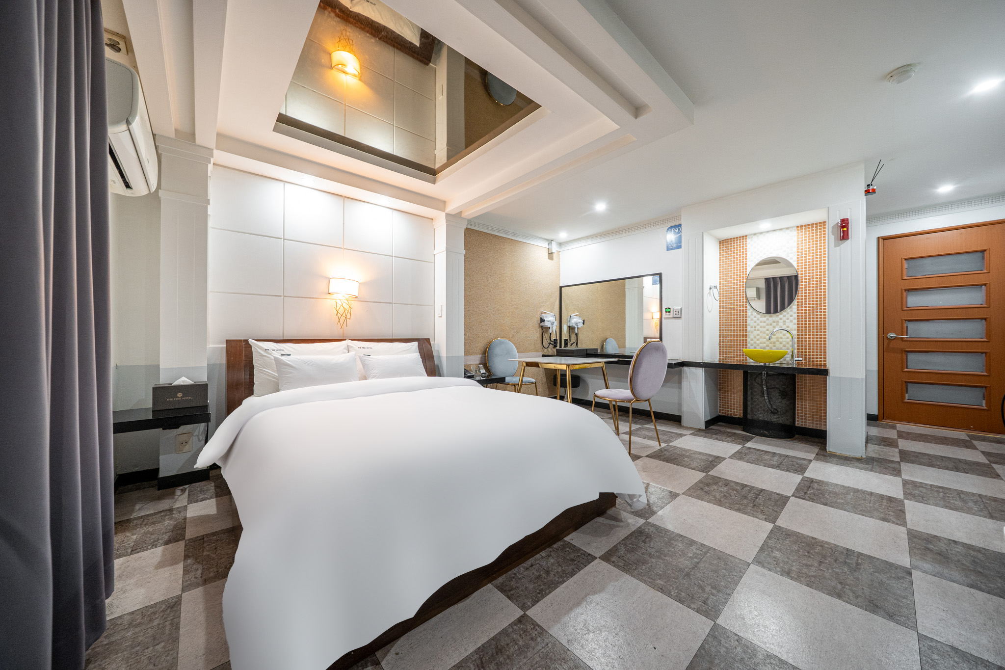 room detail thumbnail 1