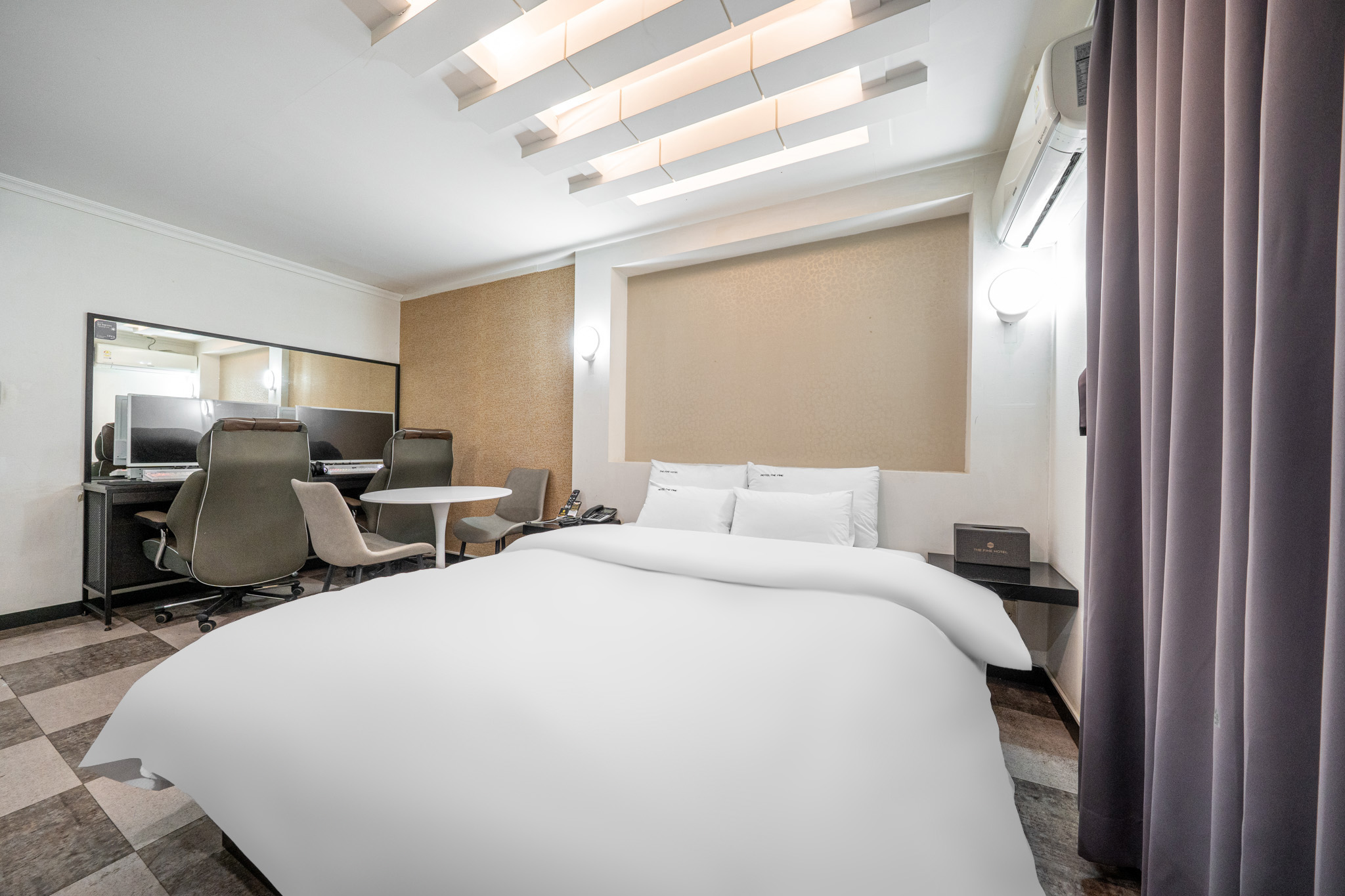 room detail thumbnail 1