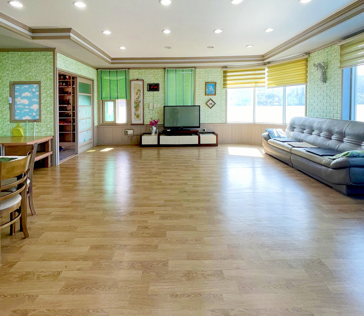 room detail thumbnail 1