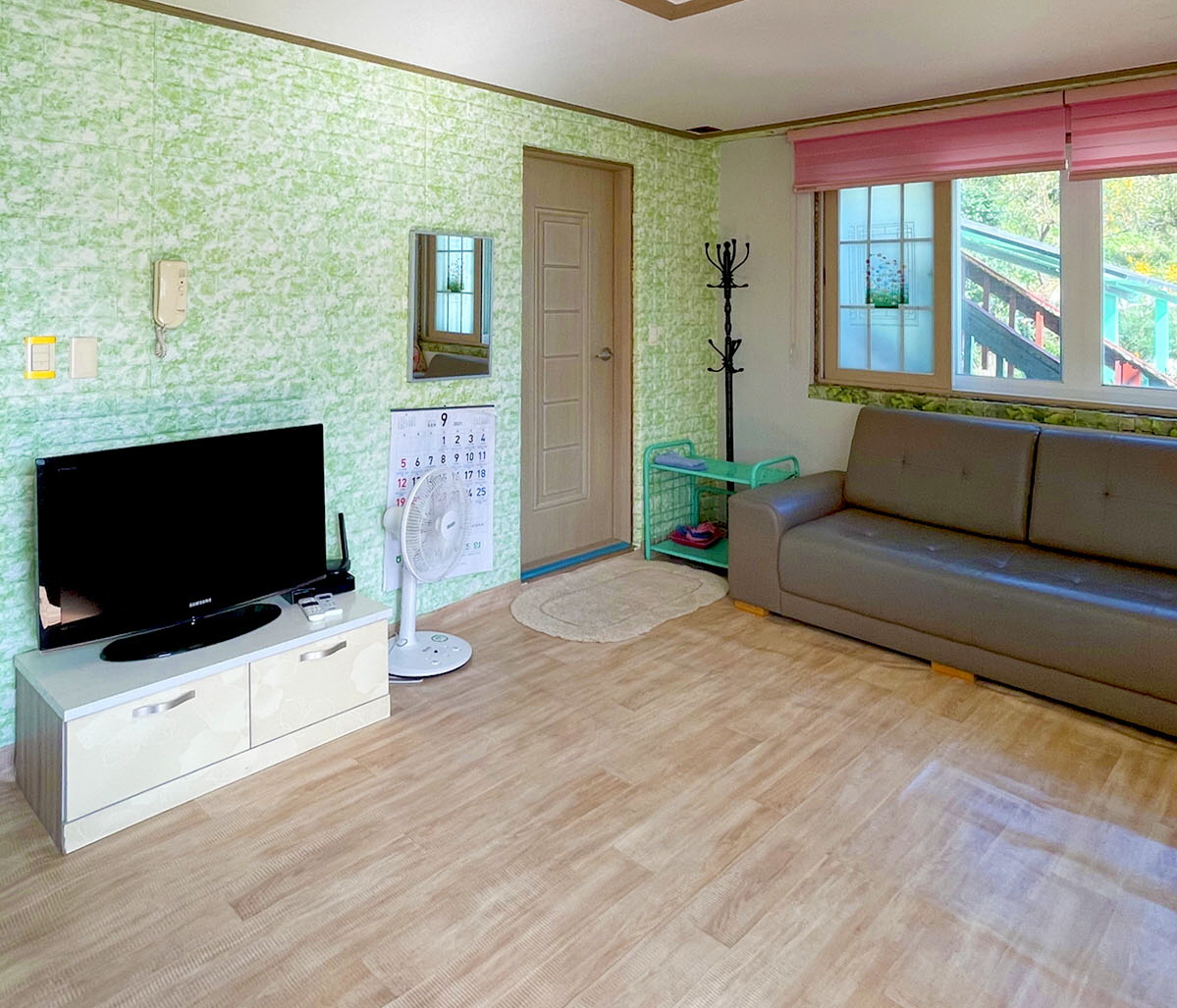 room detail thumbnail 2