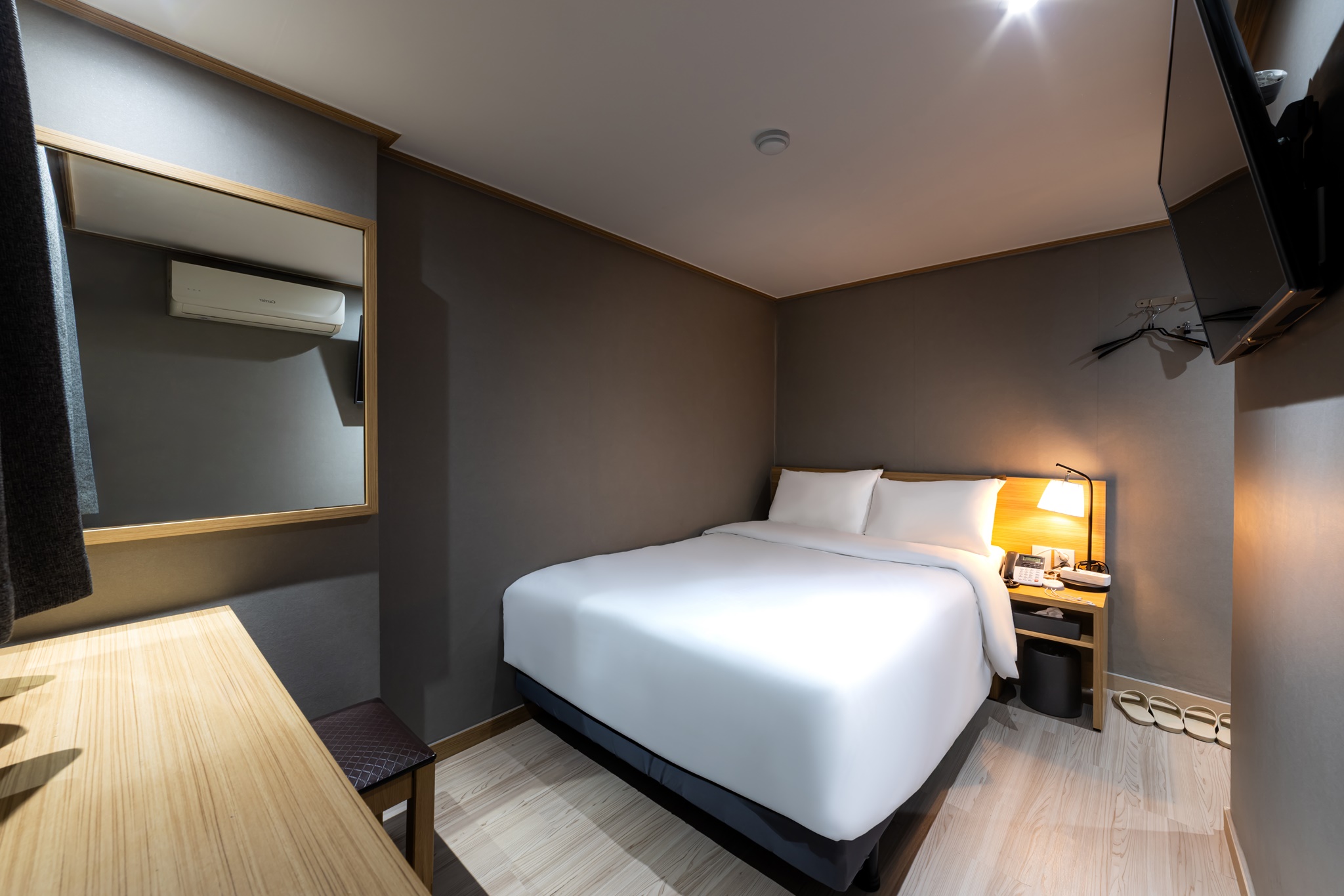 room detail thumbnail 2