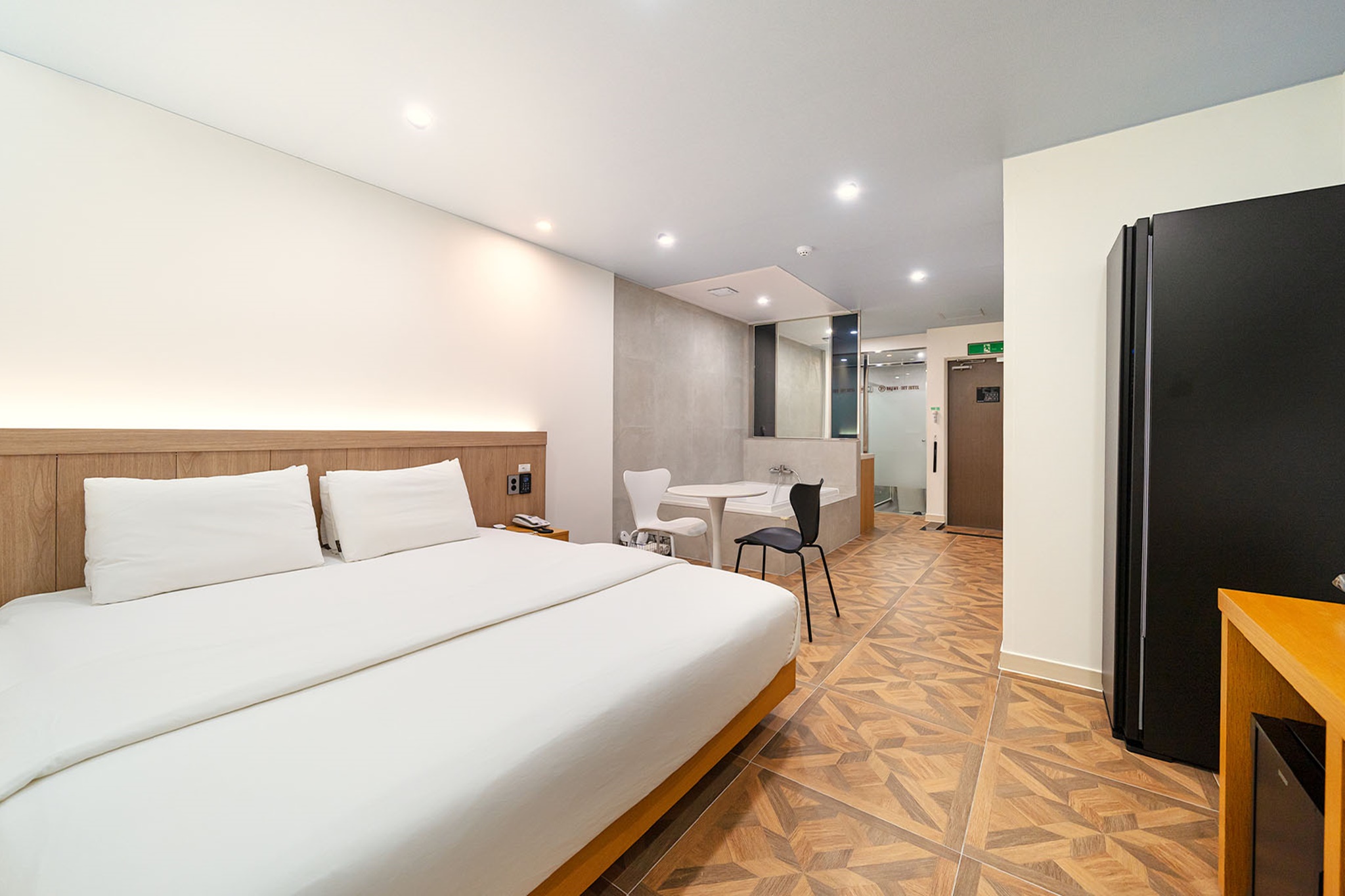 room detail thumbnail 1