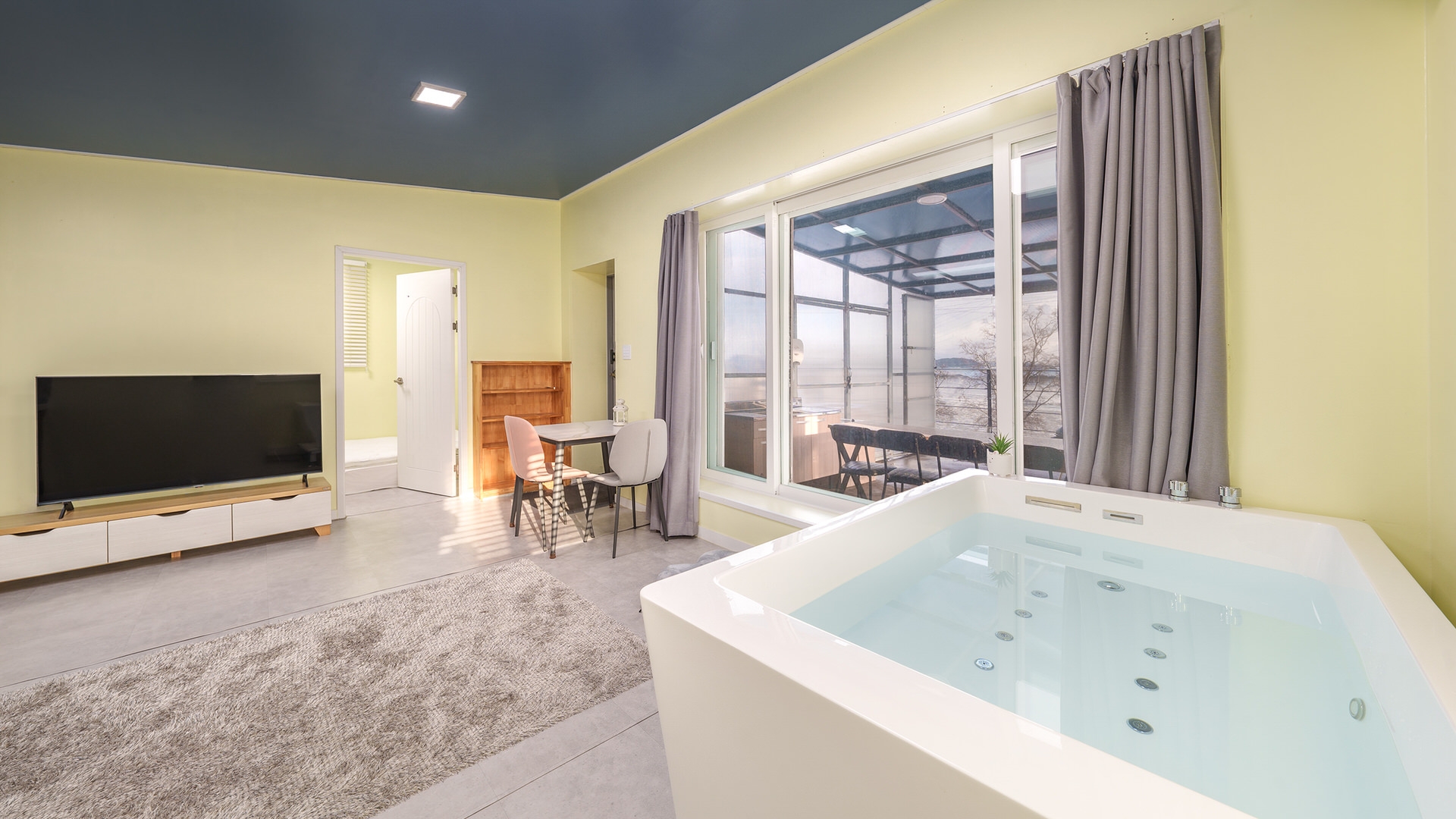 room detail thumbnail 0