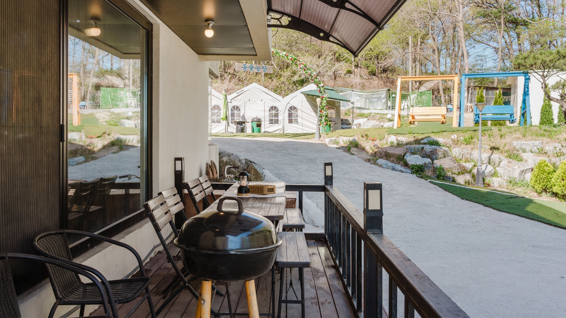 https://yaimg.yanolja.com/v5/2025/05/15/01/6825425451d912.65096192.jpg