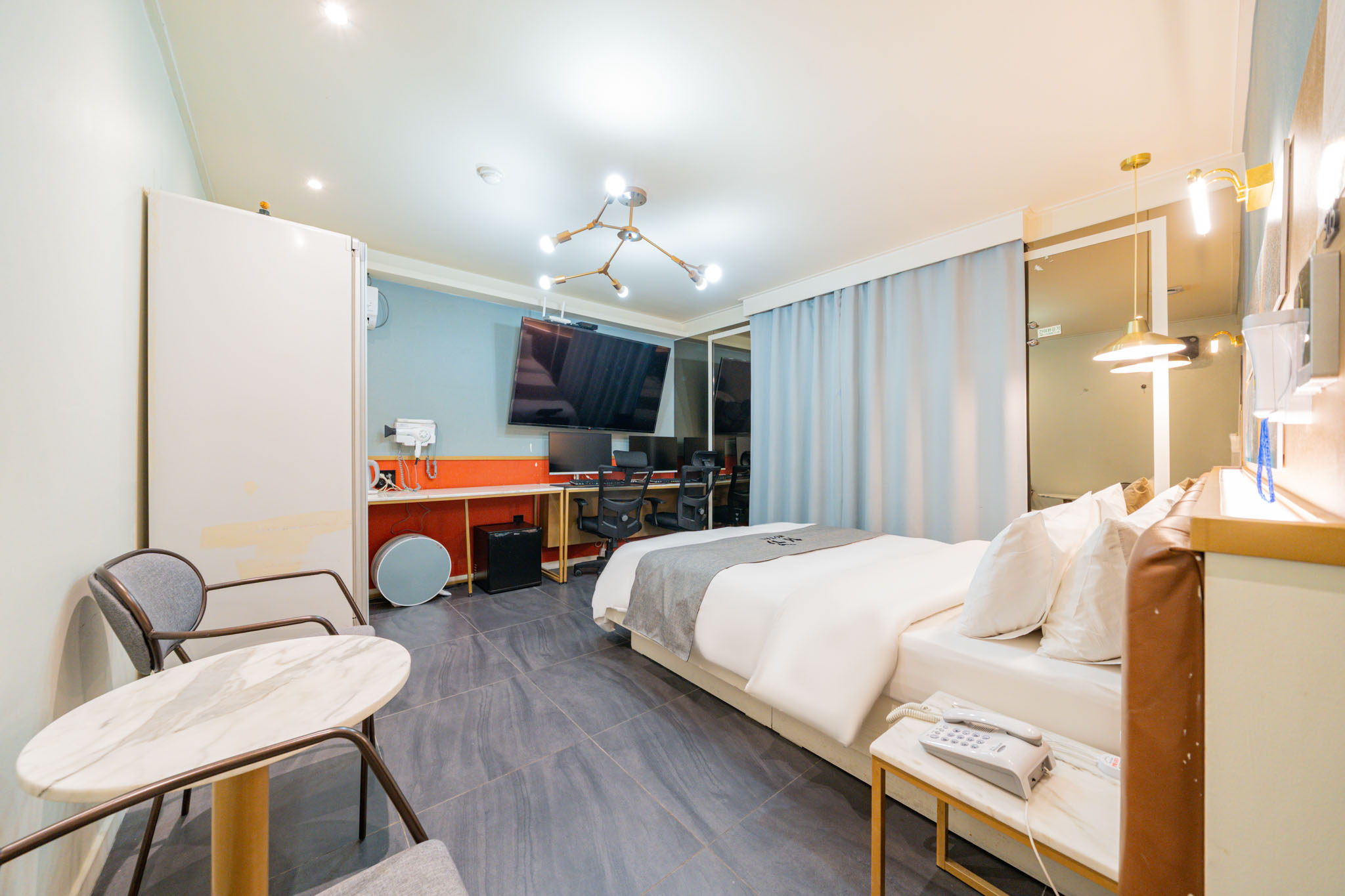 room detail thumbnail 2