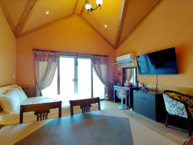 room detail thumbnail 2