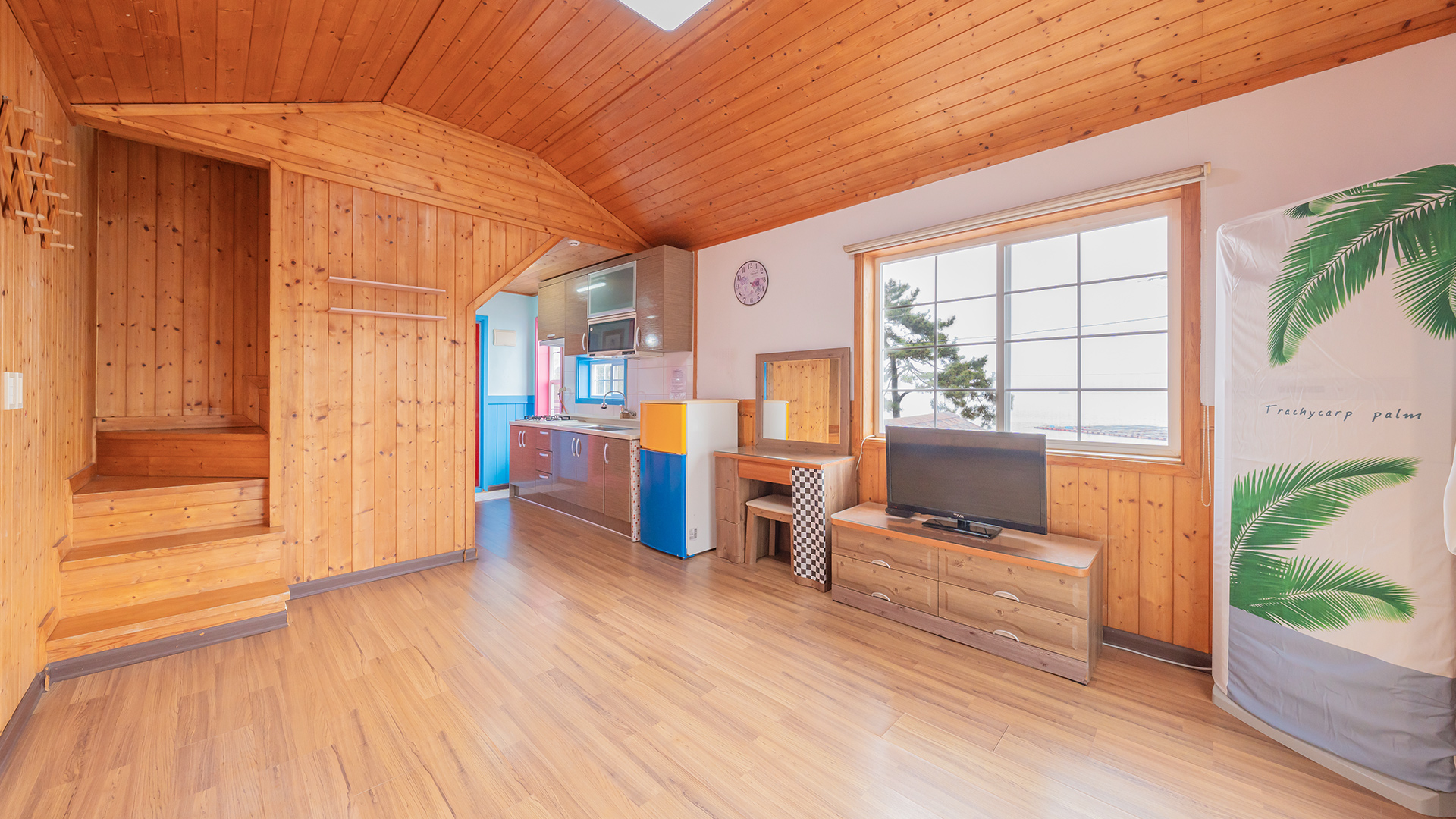 room detail thumbnail 2