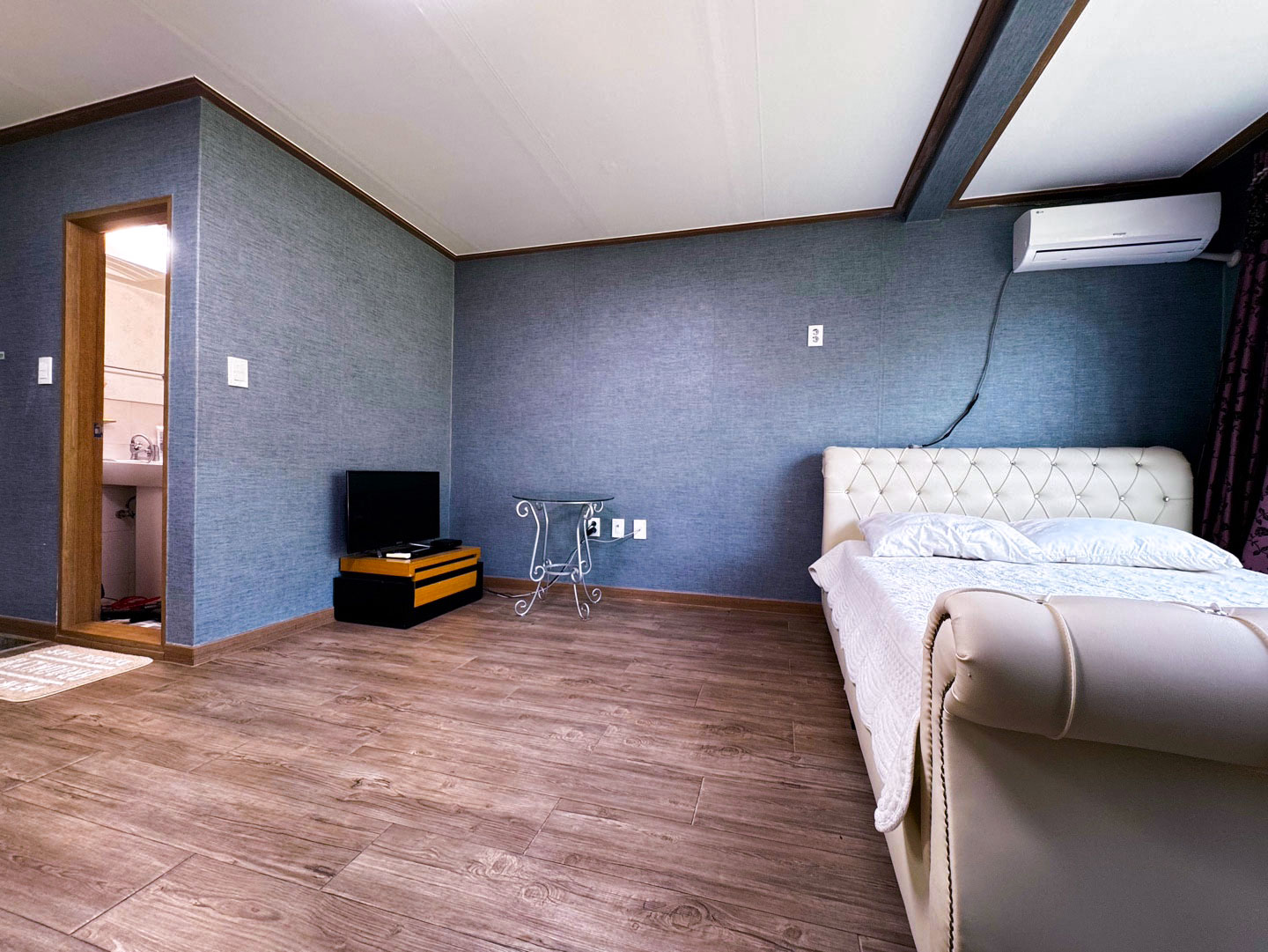 room detail thumbnail 2