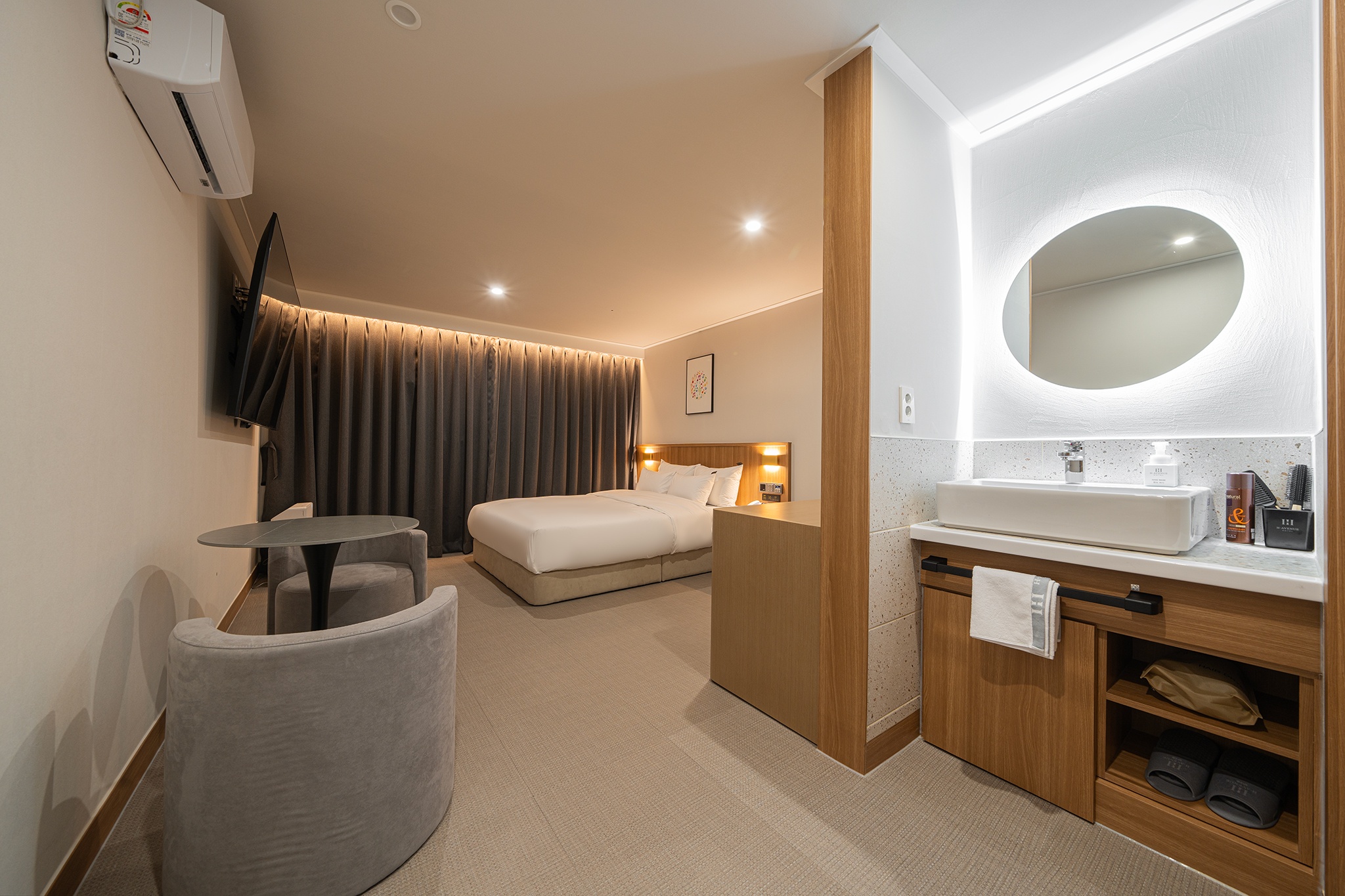 room detail thumbnail 1