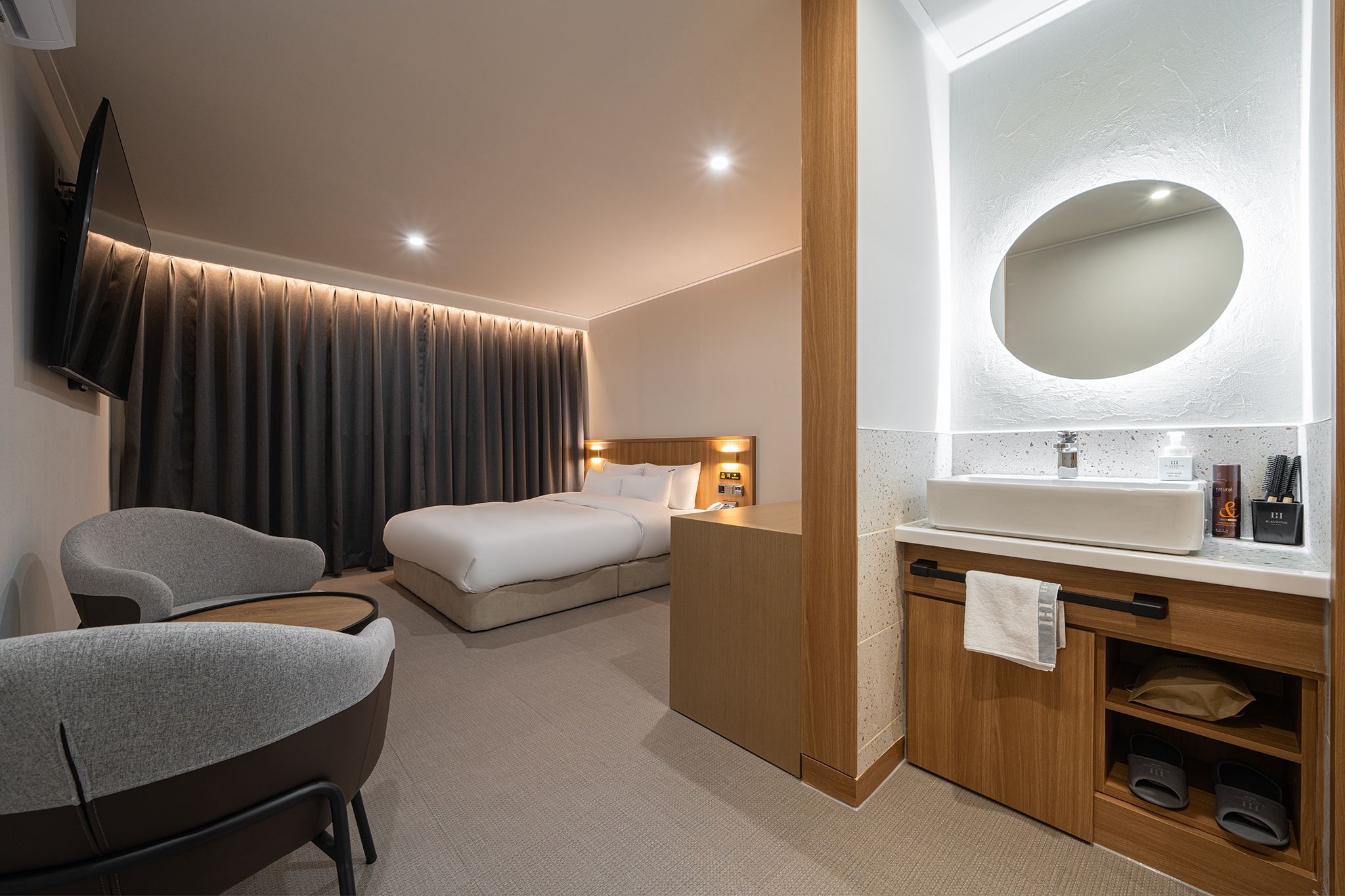 room detail thumbnail 1