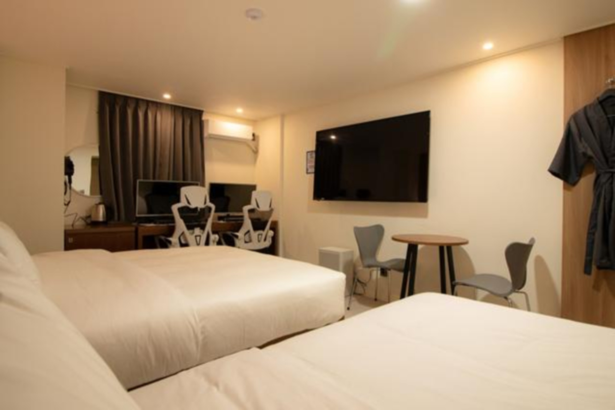 room detail thumbnail 1