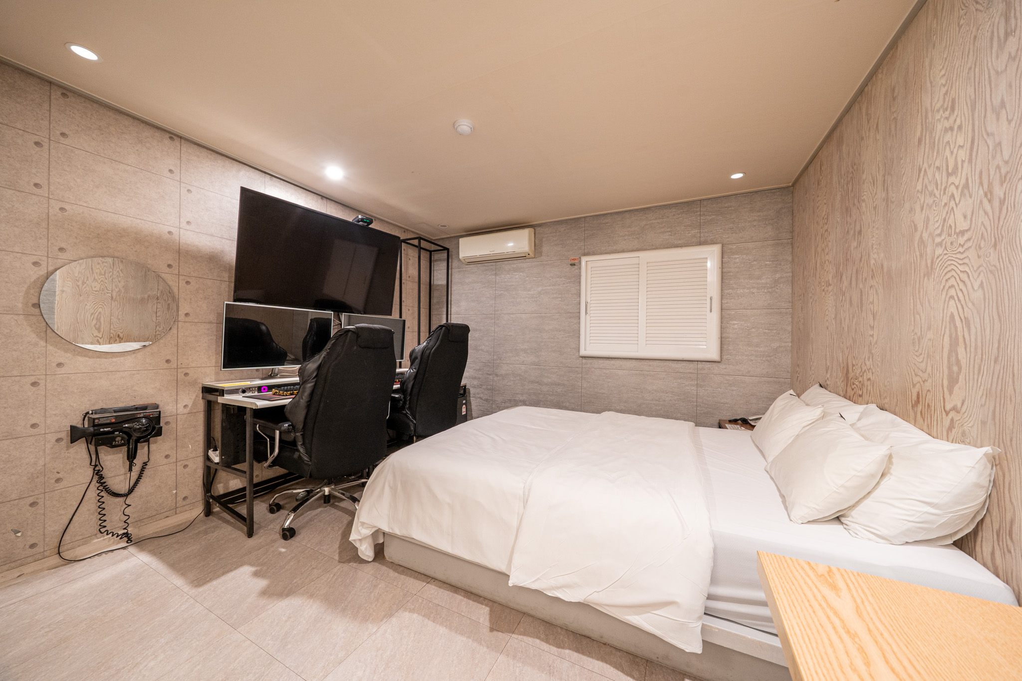 room detail thumbnail 1