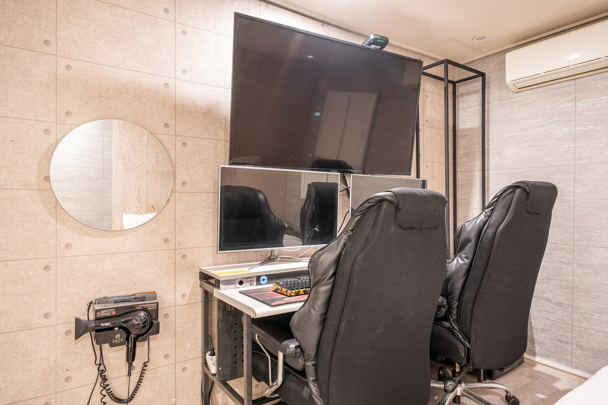 room detail thumbnail 2