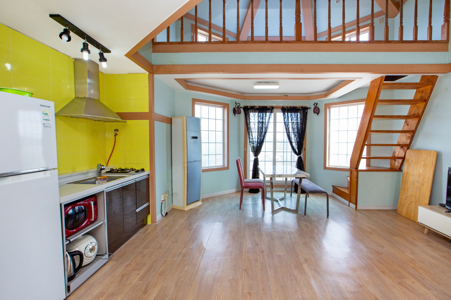 room detail thumbnail 2