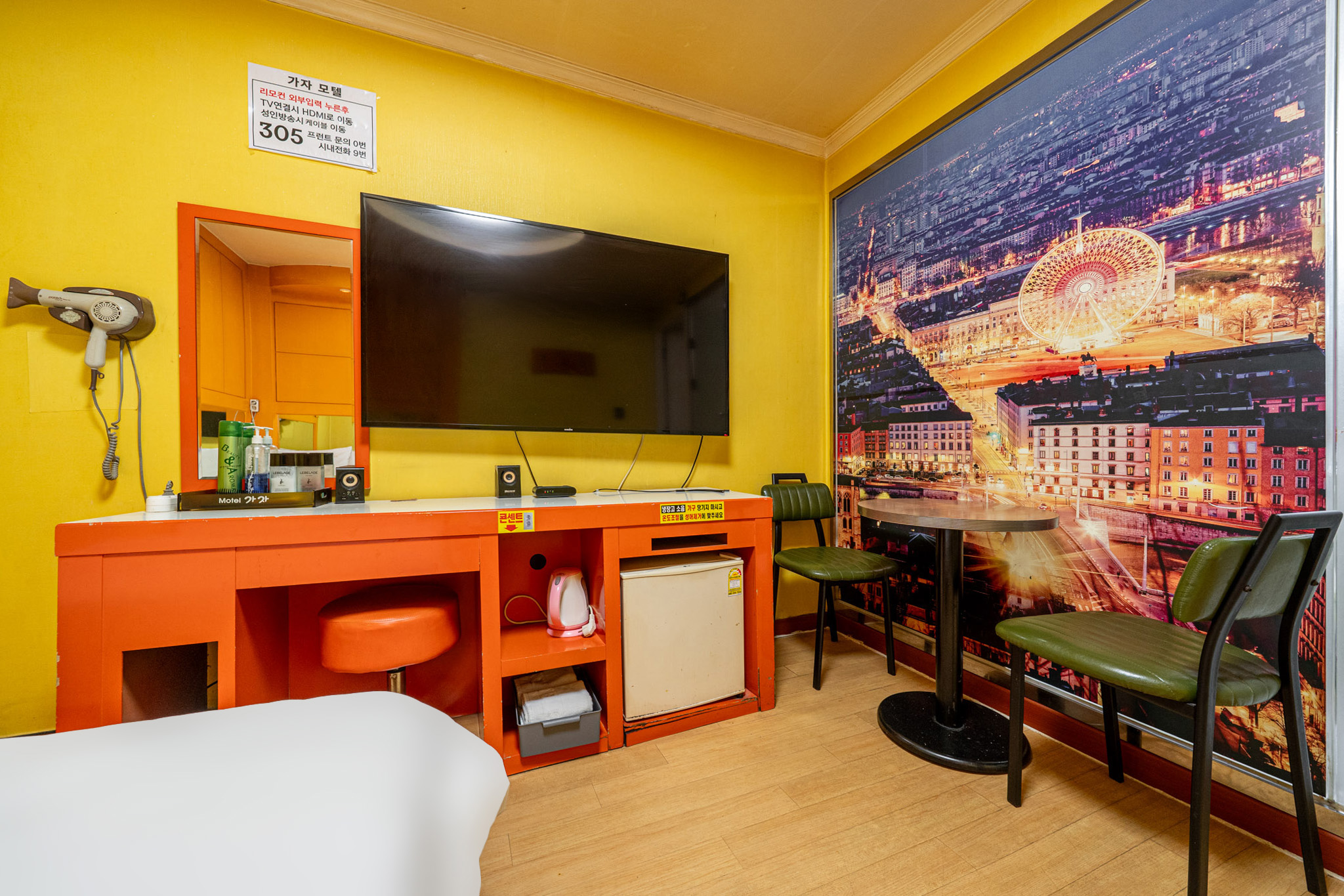 room detail thumbnail 2