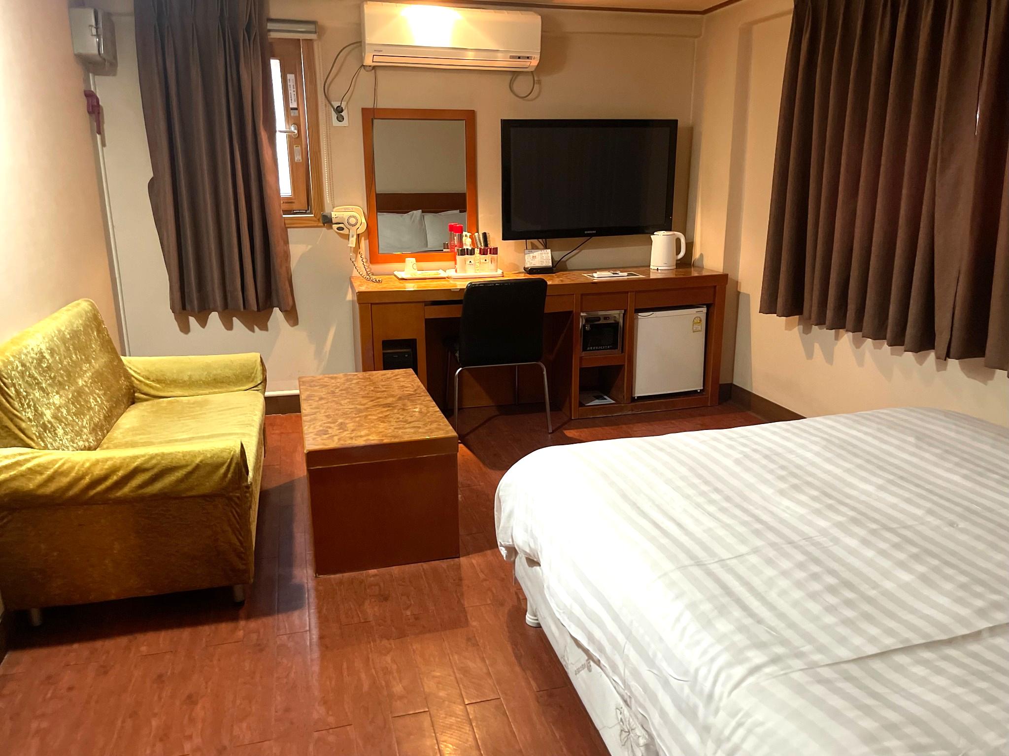 room detail thumbnail 0