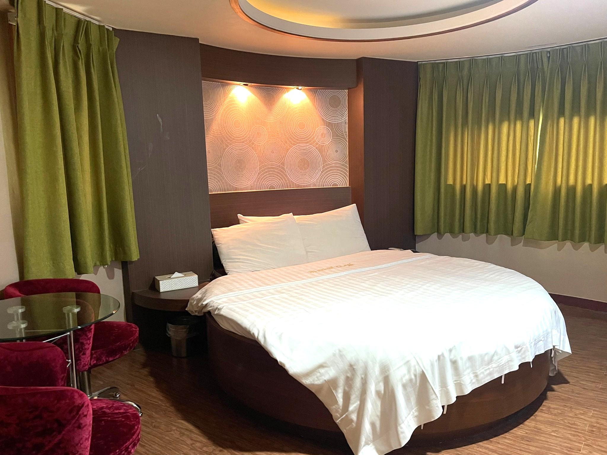 room detail thumbnail 1