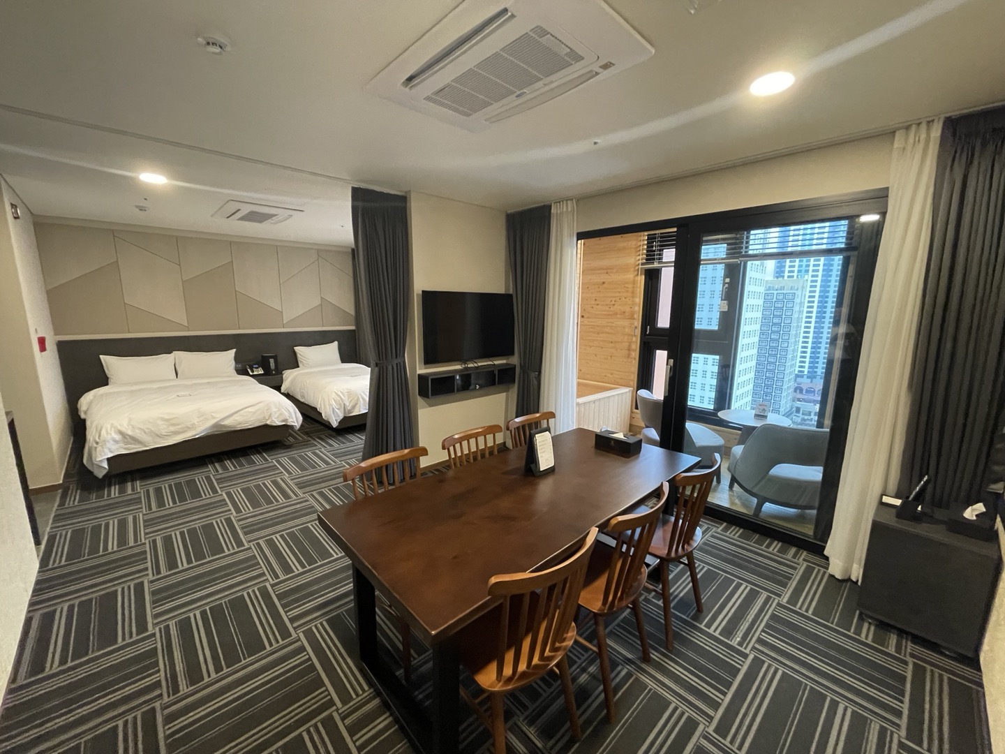 room detail thumbnail 1
