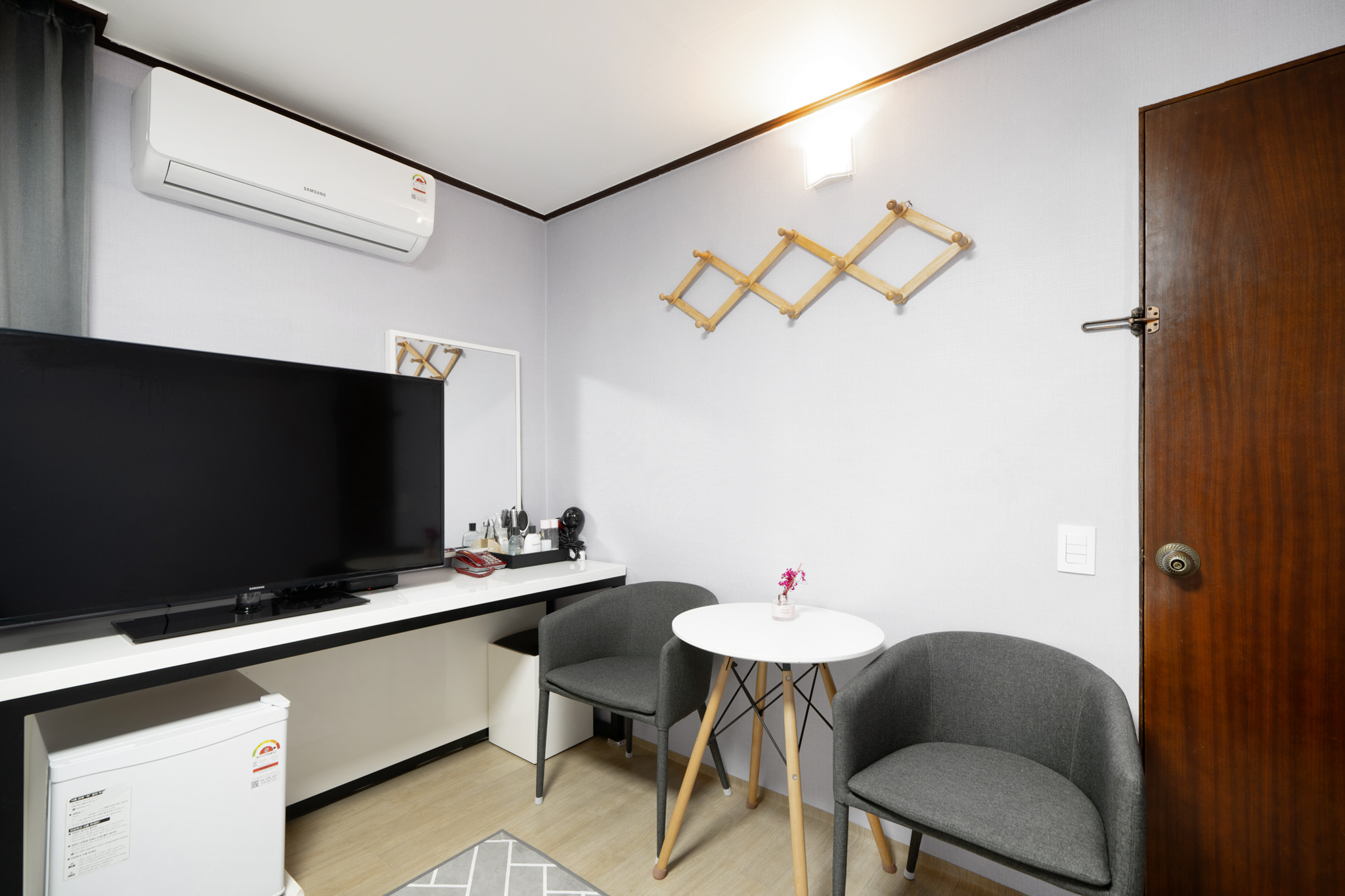 room detail thumbnail 2