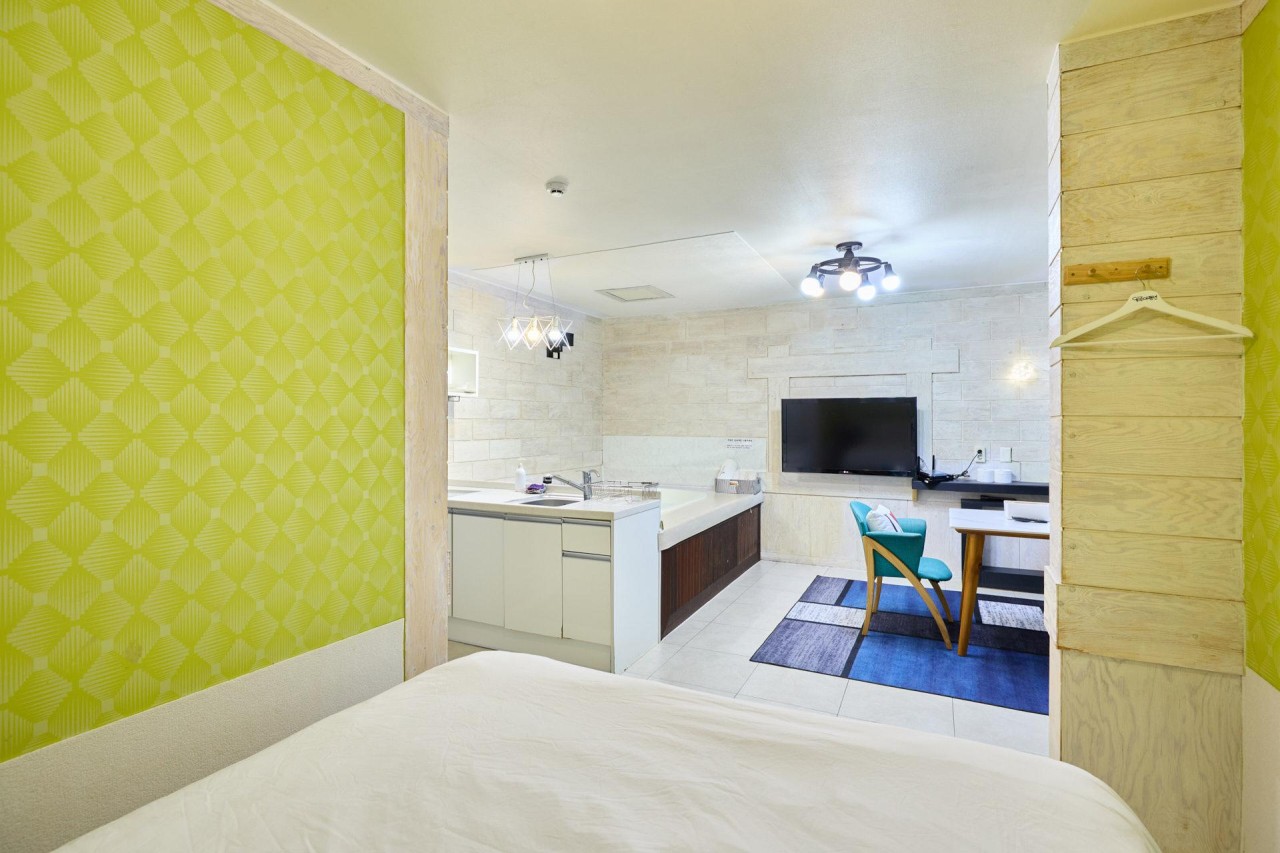 room detail thumbnail 1