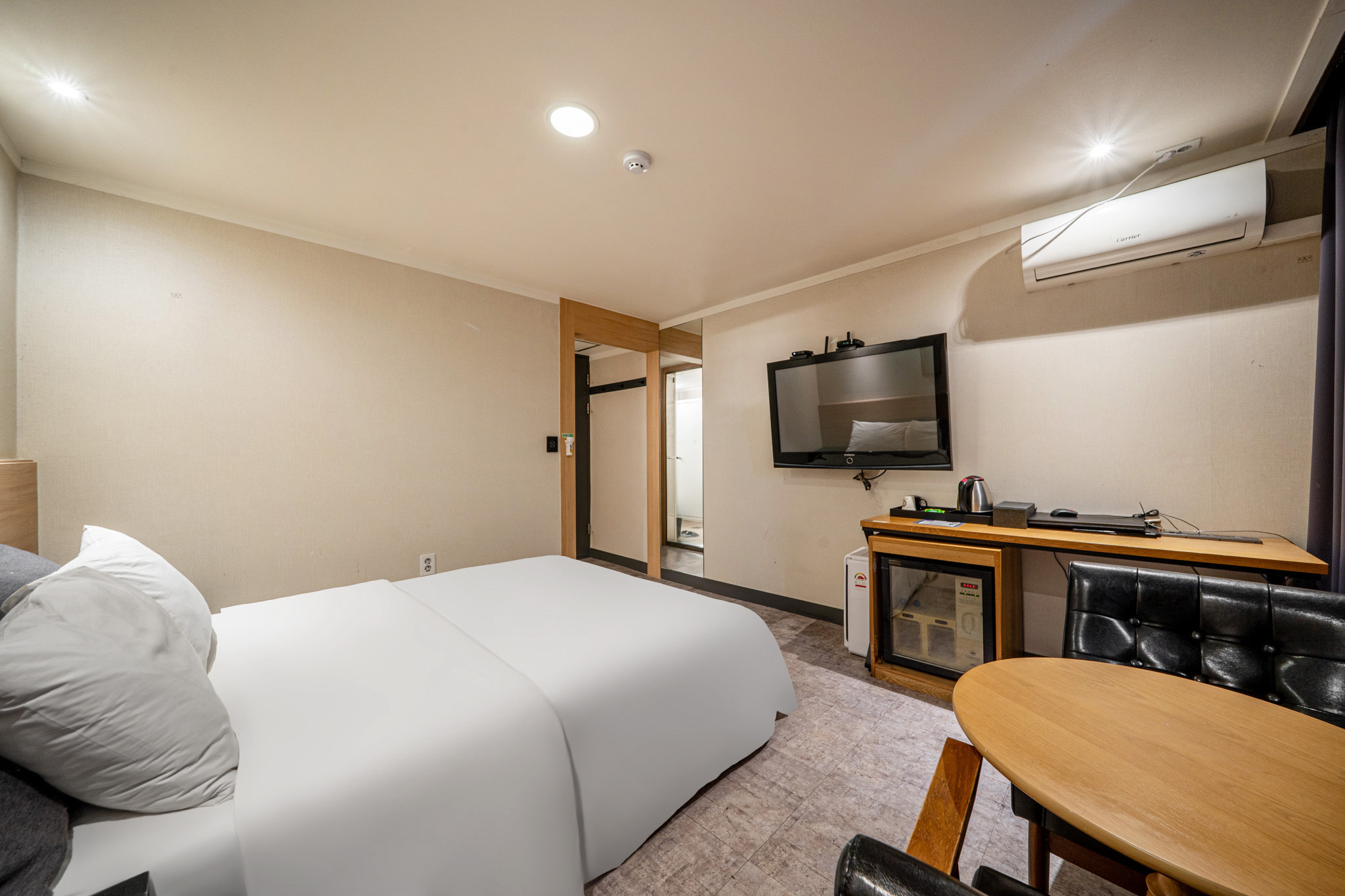 room detail thumbnail 2
