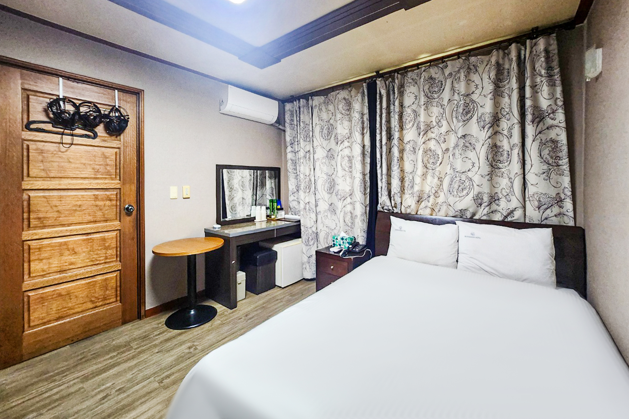 room detail thumbnail 2