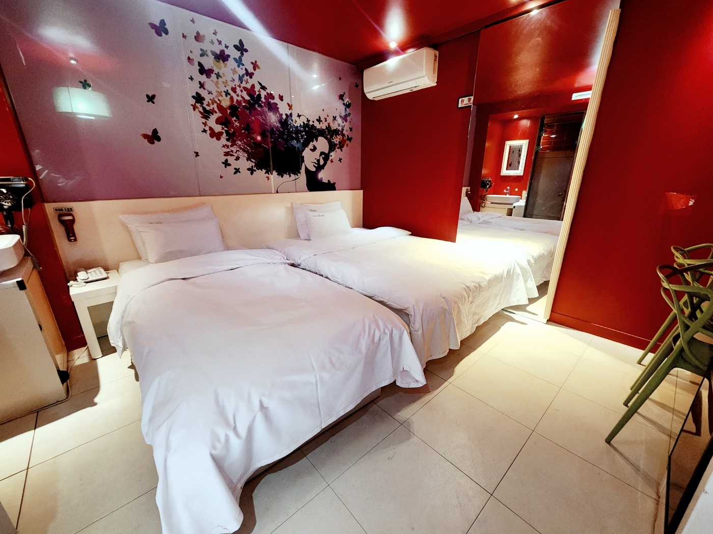 room detail thumbnail 1