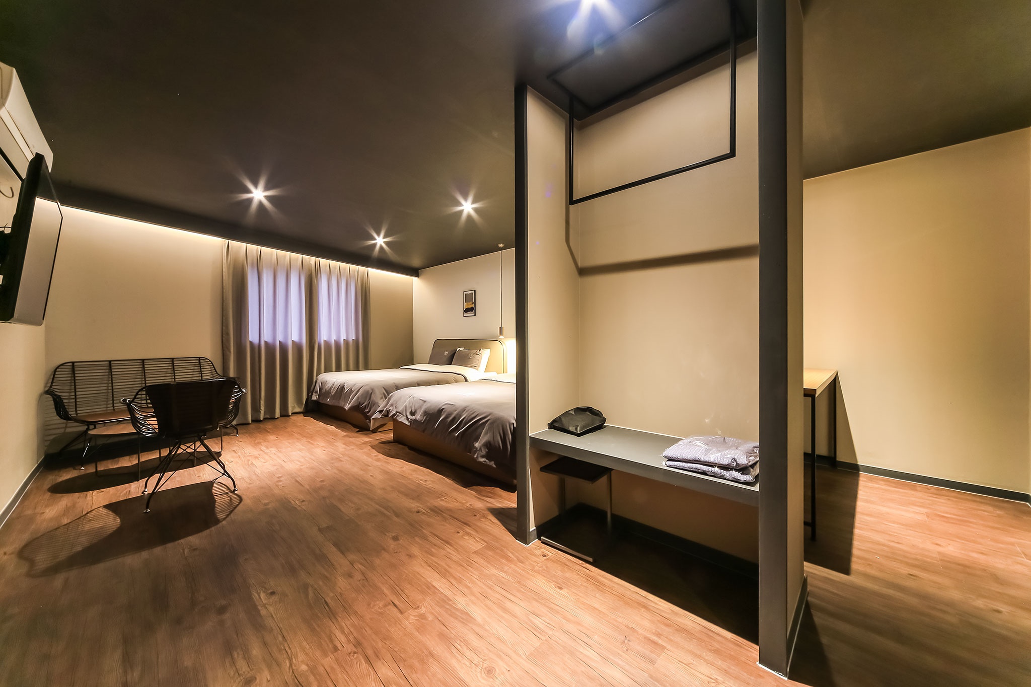 room detail thumbnail 2