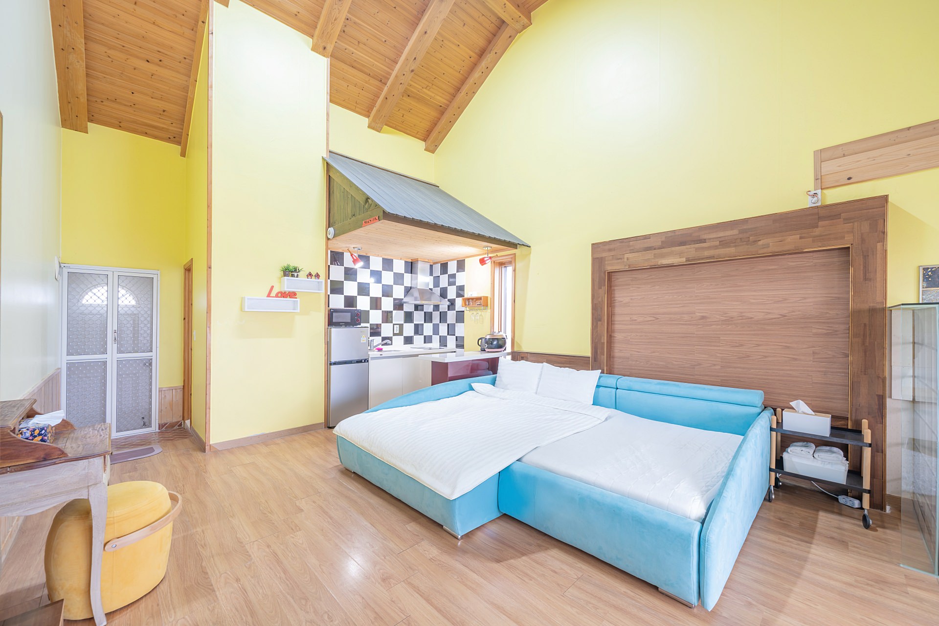 room detail thumbnail 2